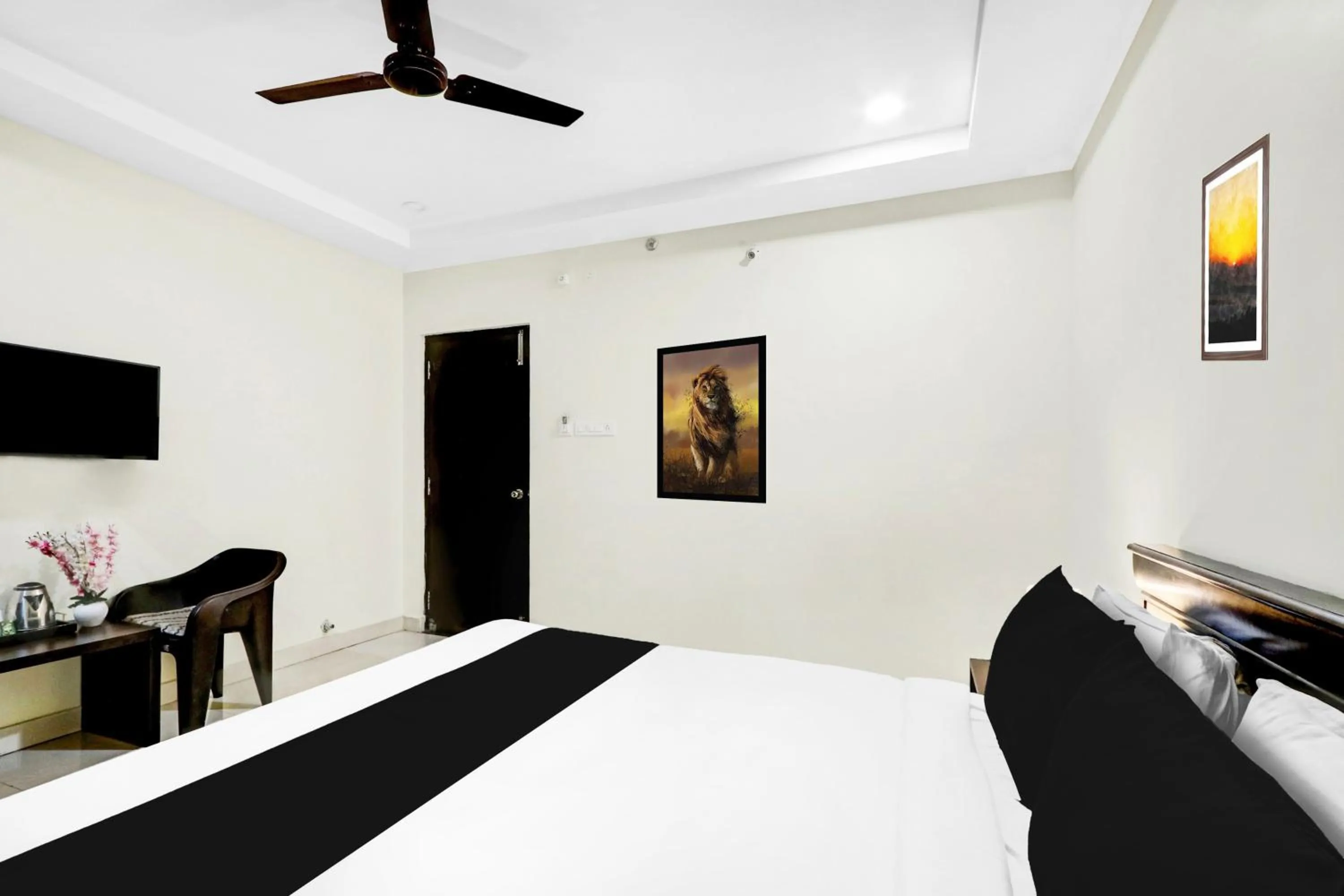 Bedroom, Bed in Super Townhouse Daba Garden Road