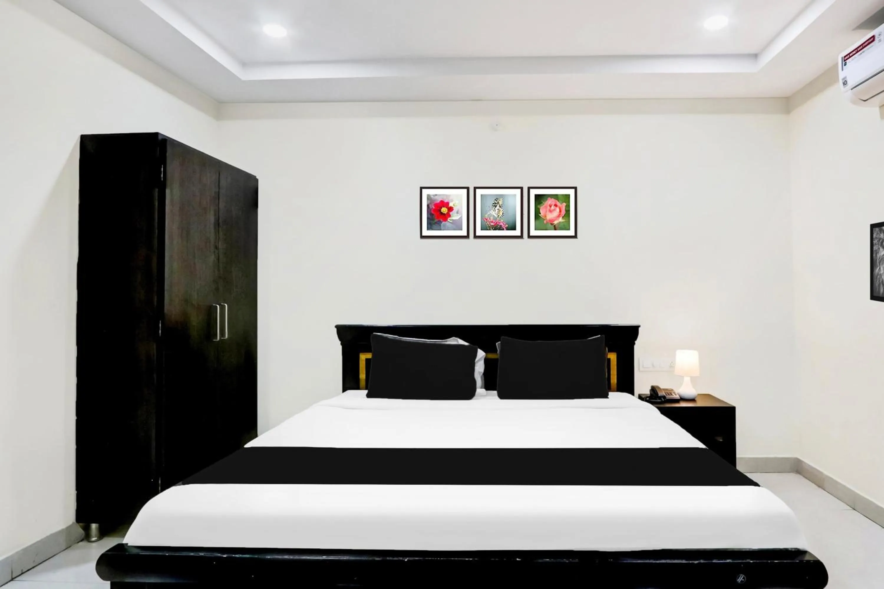 Bedroom, Bed in Super Townhouse Daba Garden Road