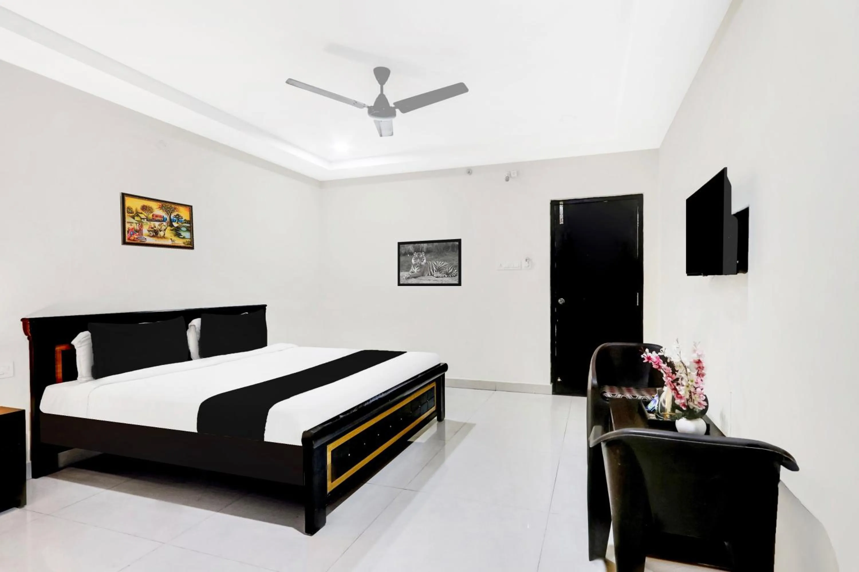 Bedroom, Bed in Super Townhouse Daba Garden Road