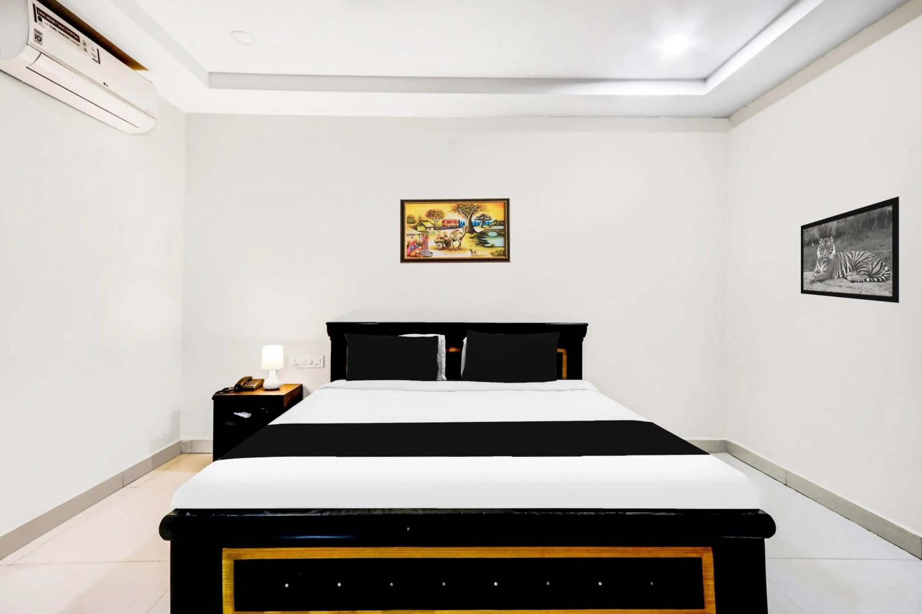 Bedroom, Bed in Super Townhouse Daba Garden Road