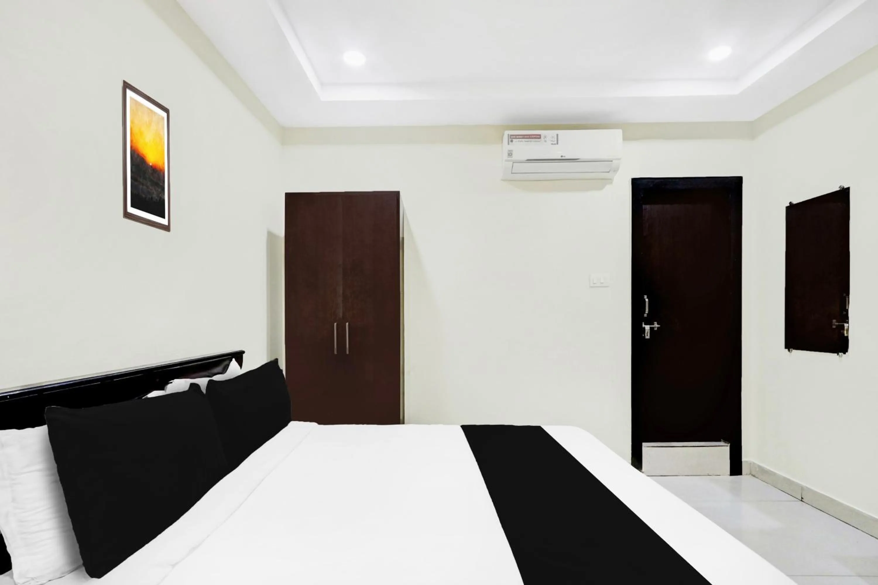 Bedroom, Bed in Super Townhouse Daba Garden Road
