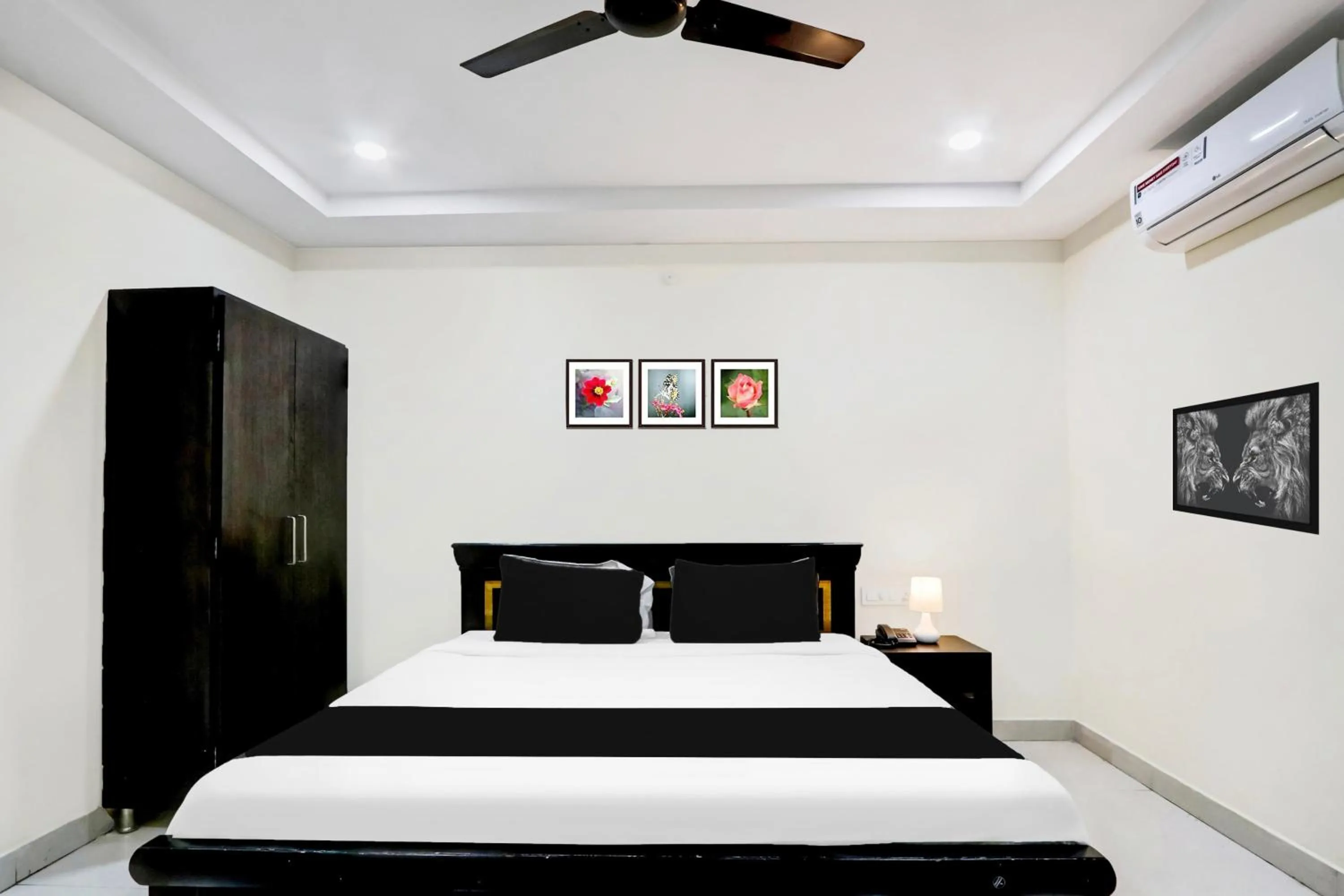 Bedroom, Bed in Super Townhouse Daba Garden Road