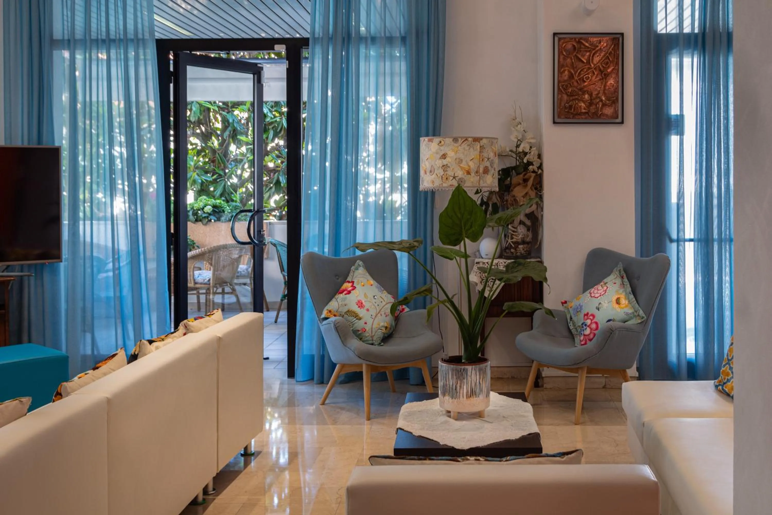 Seating area in Hotel Boston