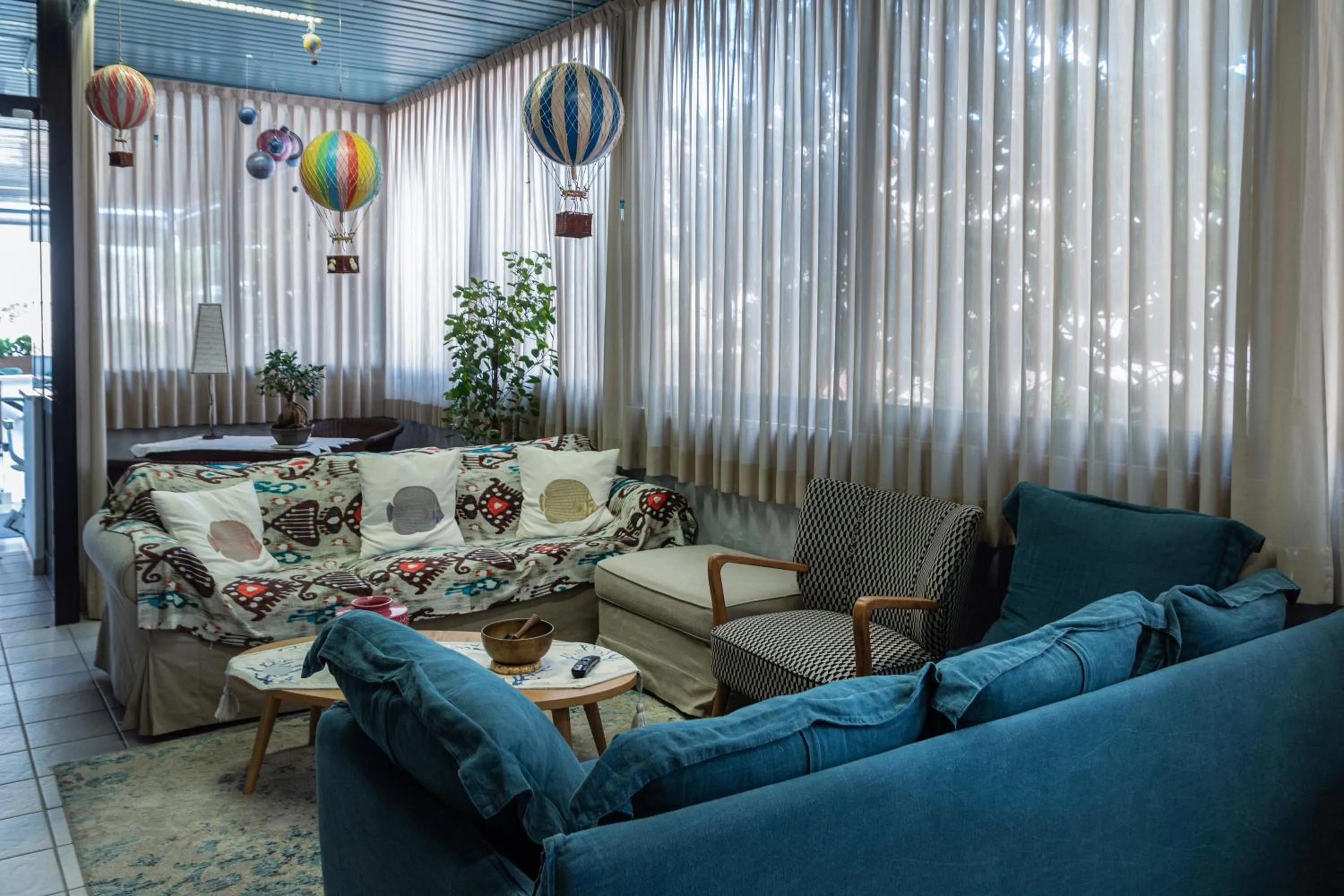 Seating area in Hotel Boston