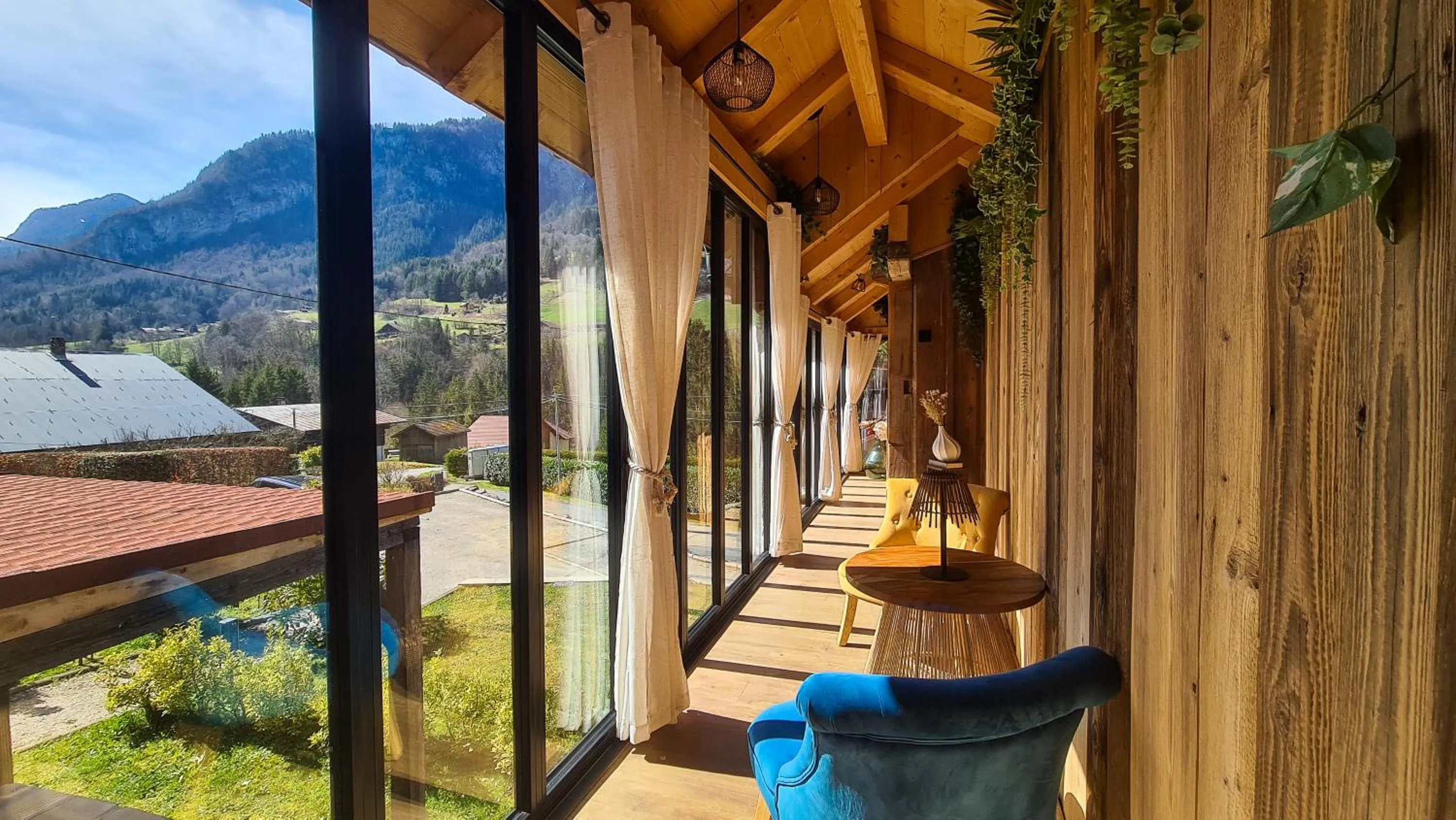 Garden view in CHALET 1703 - Refuge Alpin avec Spa & Sauna - l'esprit maison au Coeur des Alpes - Adults Only