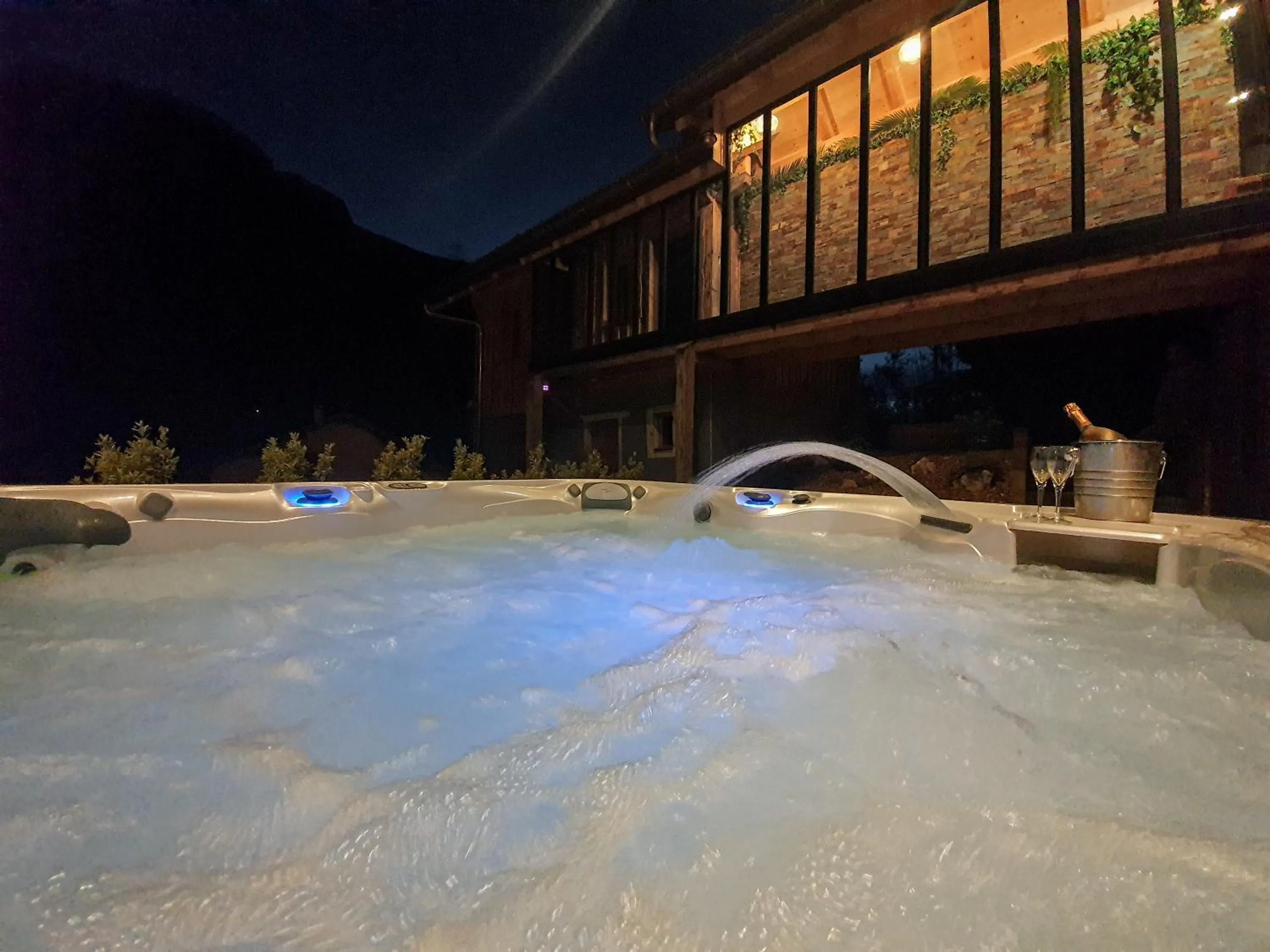 Night in CHALET 1703 - Refuge Alpin avec Spa & Sauna - l'esprit maison au Coeur des Alpes - Adults Only