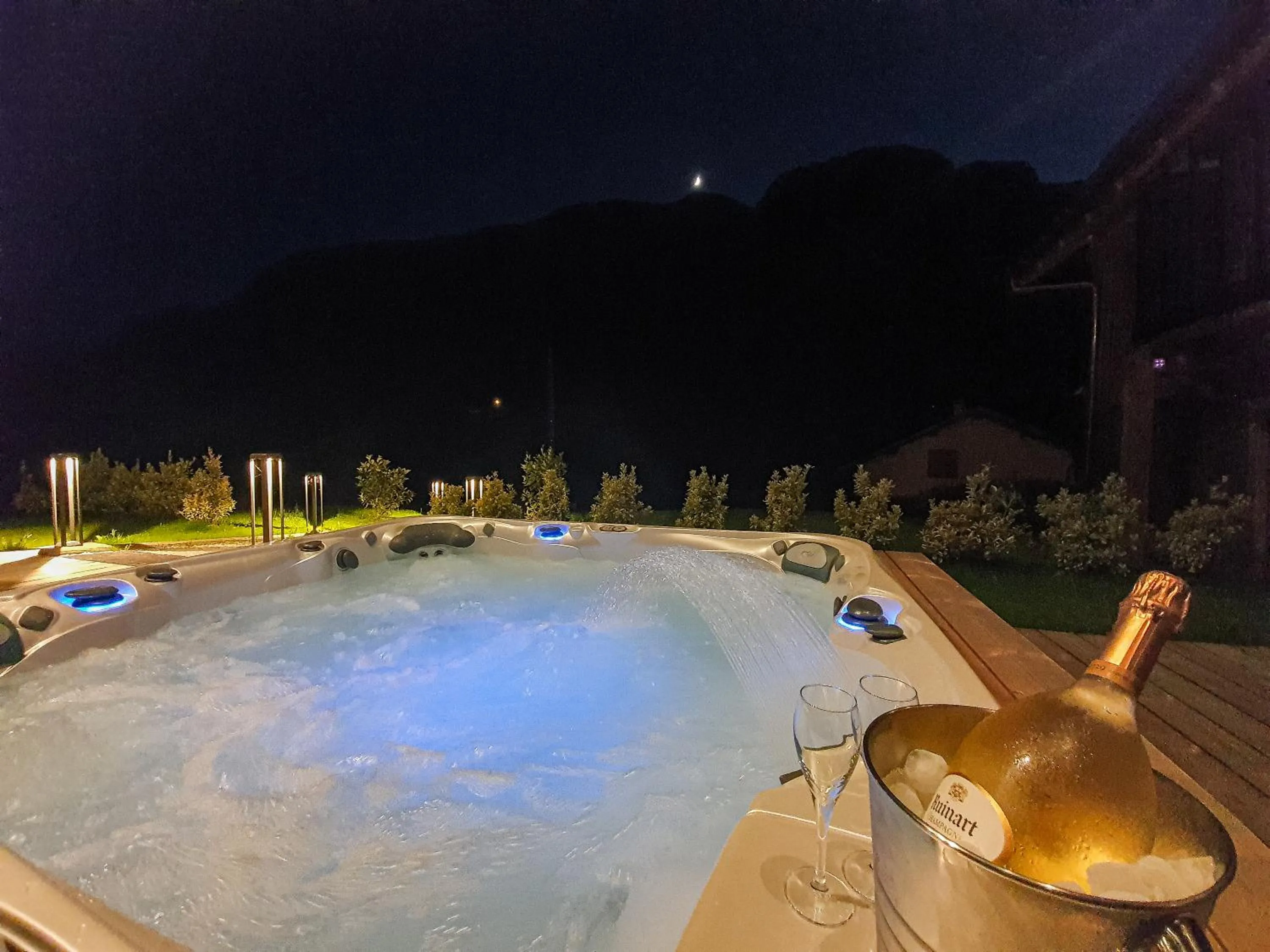 Hot Tub in CHALET 1703 - Refuge Alpin avec Spa & Sauna - l'esprit maison au Coeur des Alpes - Adults Only