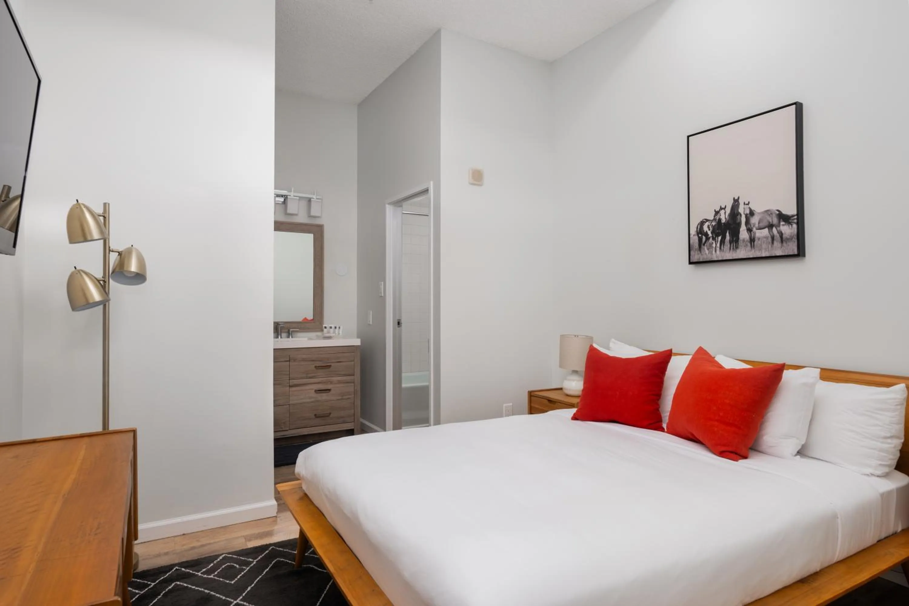 Photo of the whole room, Bed in Evergreen Lodge at Vail