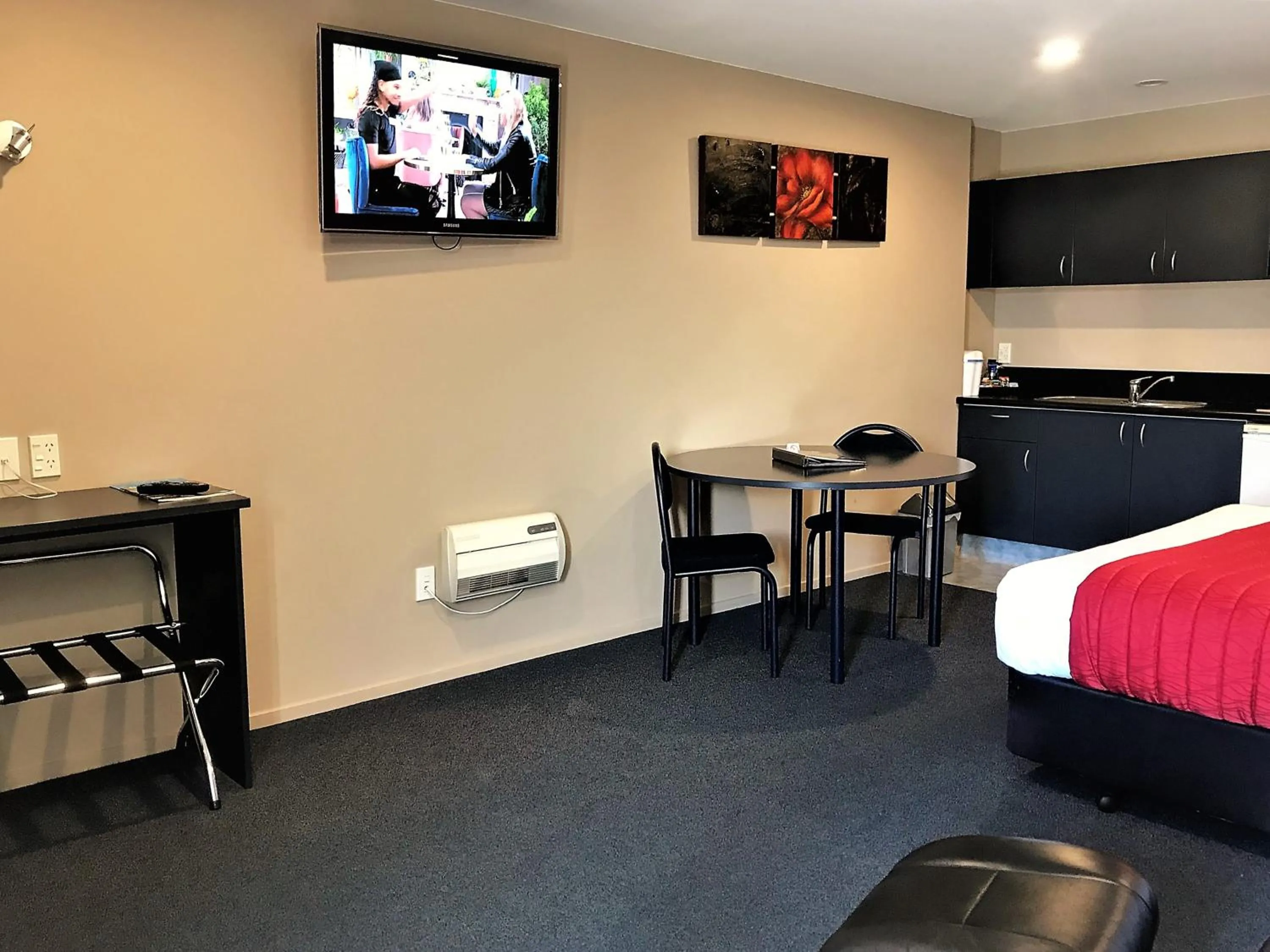 TV and multimedia, Bed in Phoenix Motels