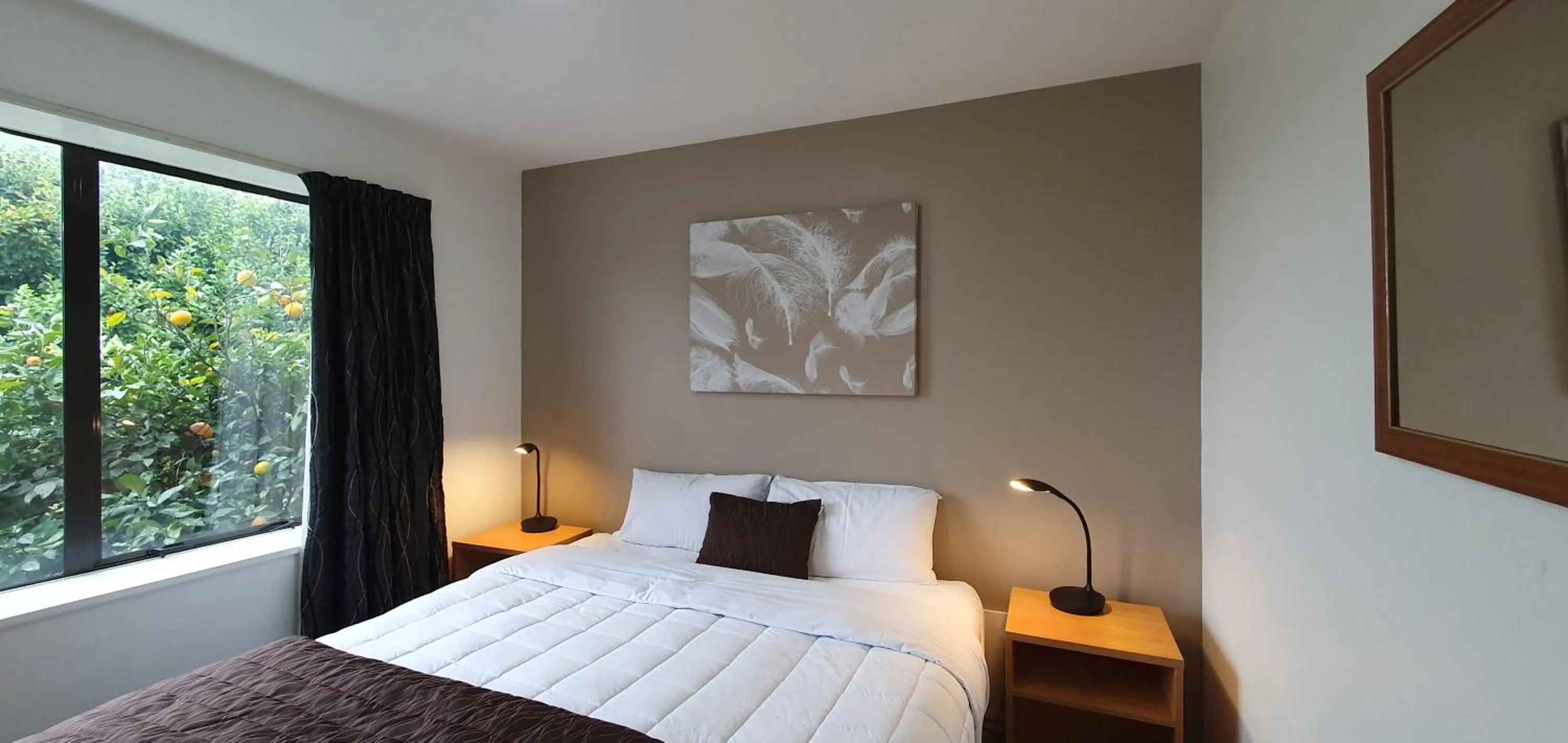 Bedroom, Bed in Airways Motel