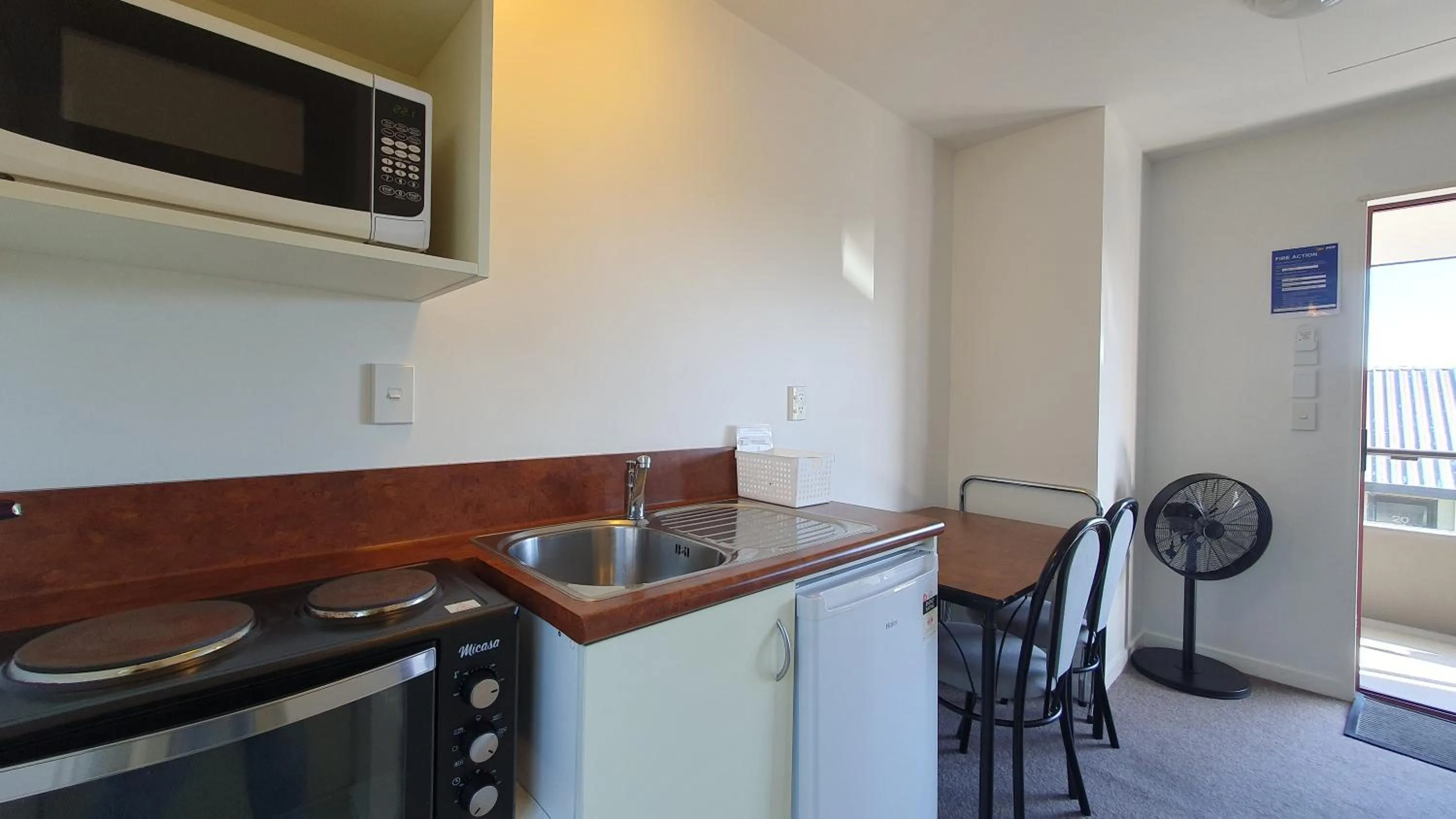 Kitchen or kitchenette in Airways Motel