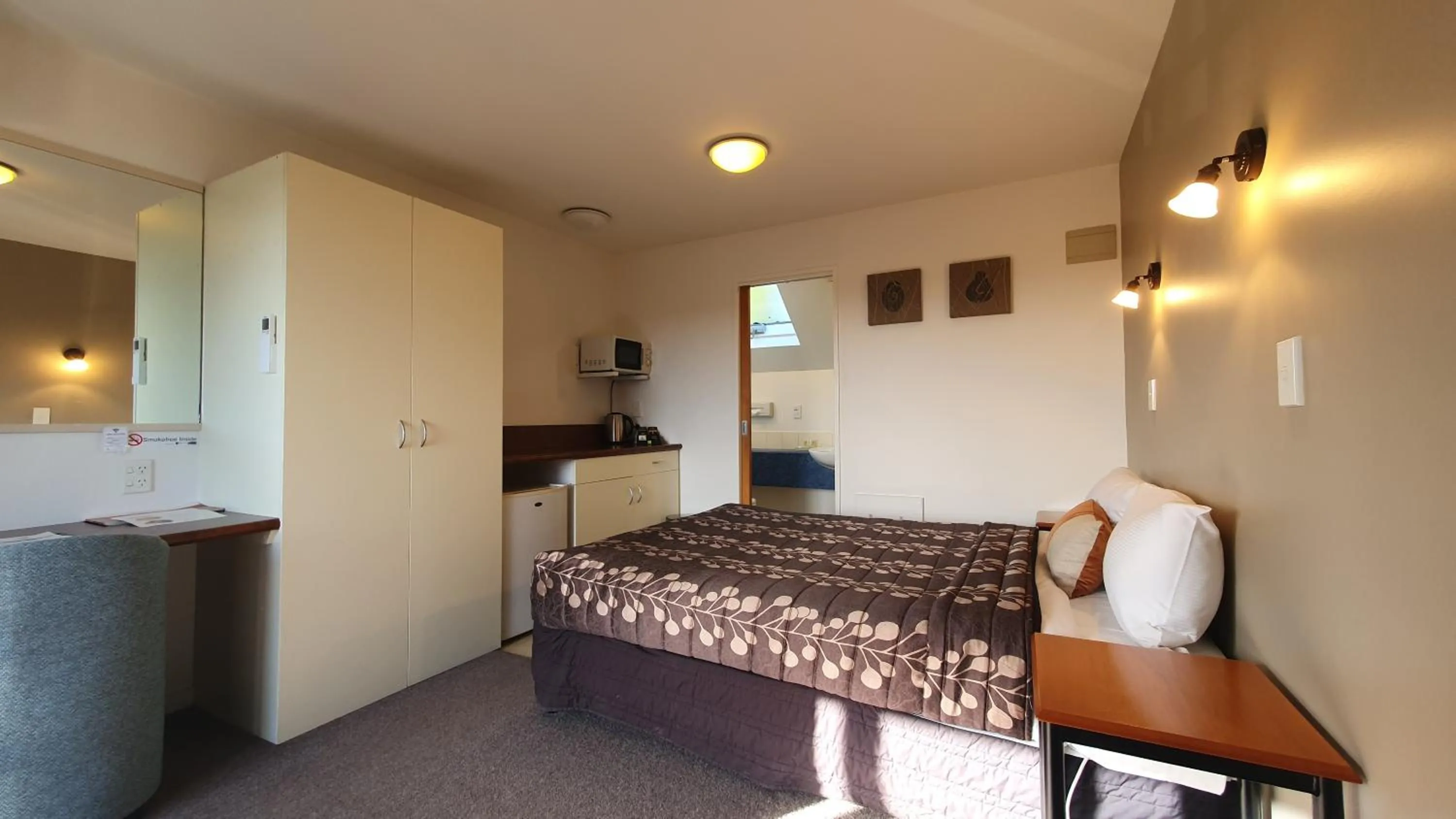 TV and multimedia, Bed in Airways Motel