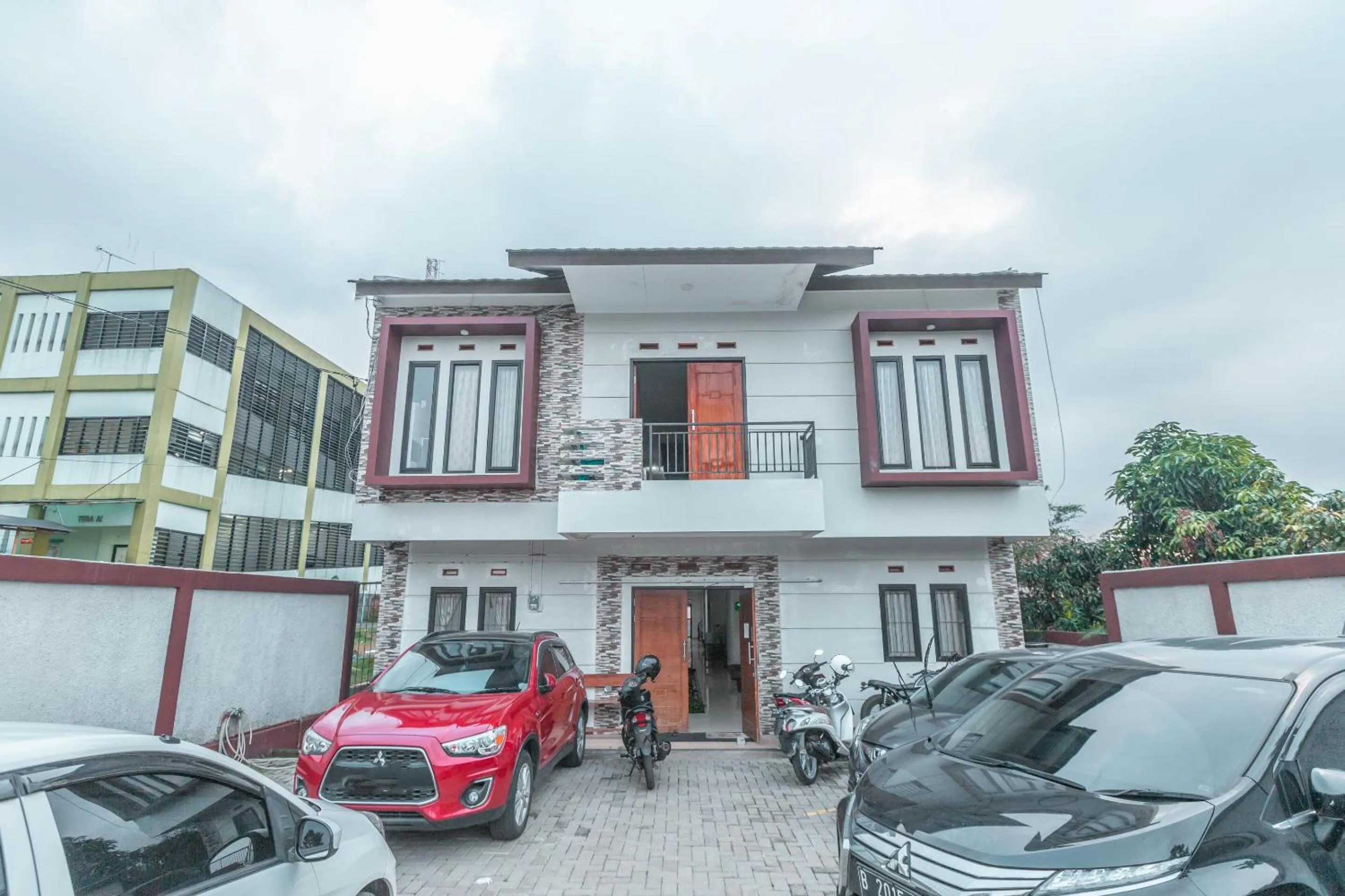 Facade/entrance in OYO Life 2335 Kos 89