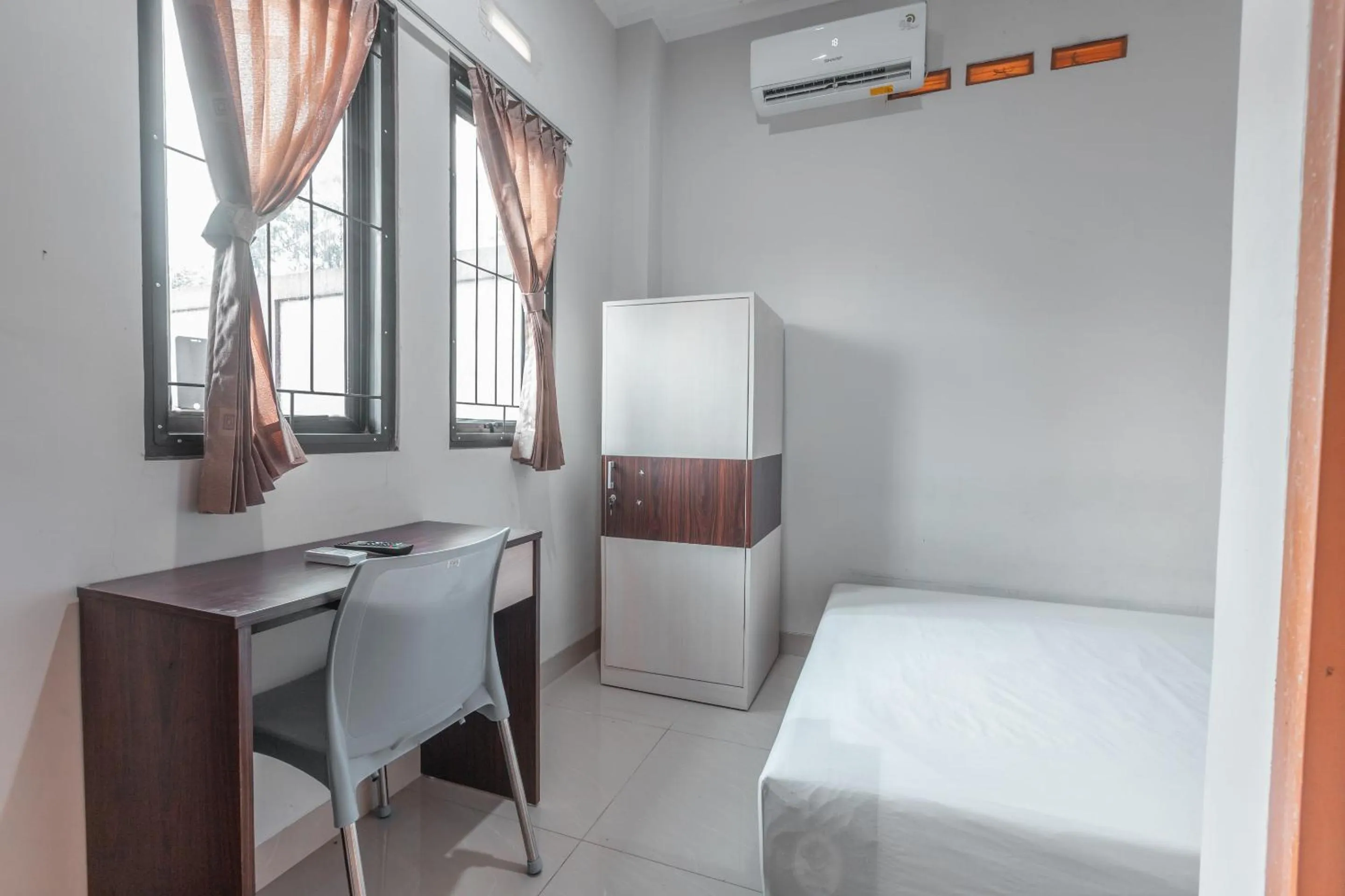 Bedroom, Bed in OYO Life 2335 Kos 89