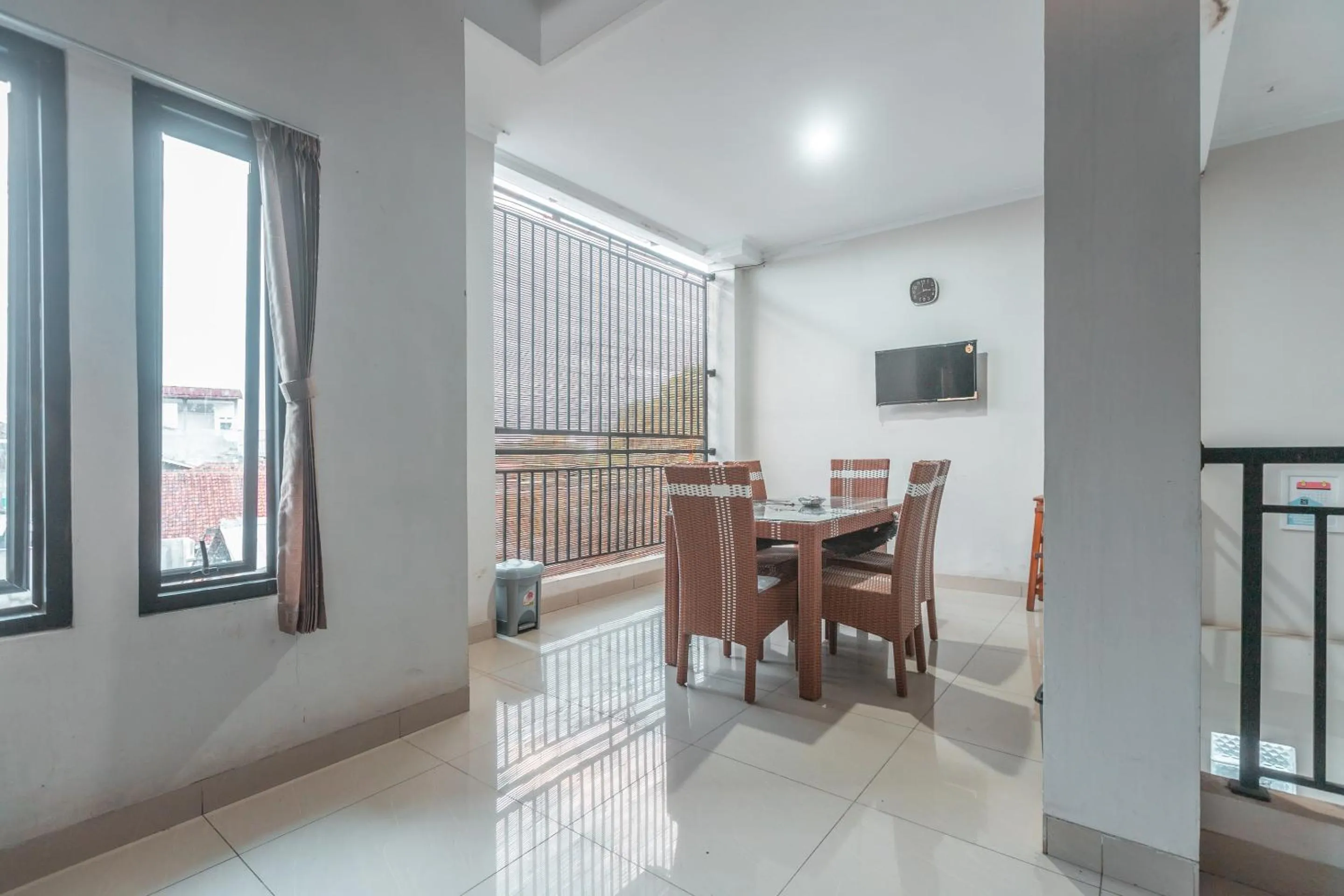 Lobby or reception in OYO Life 2335 Kos 89