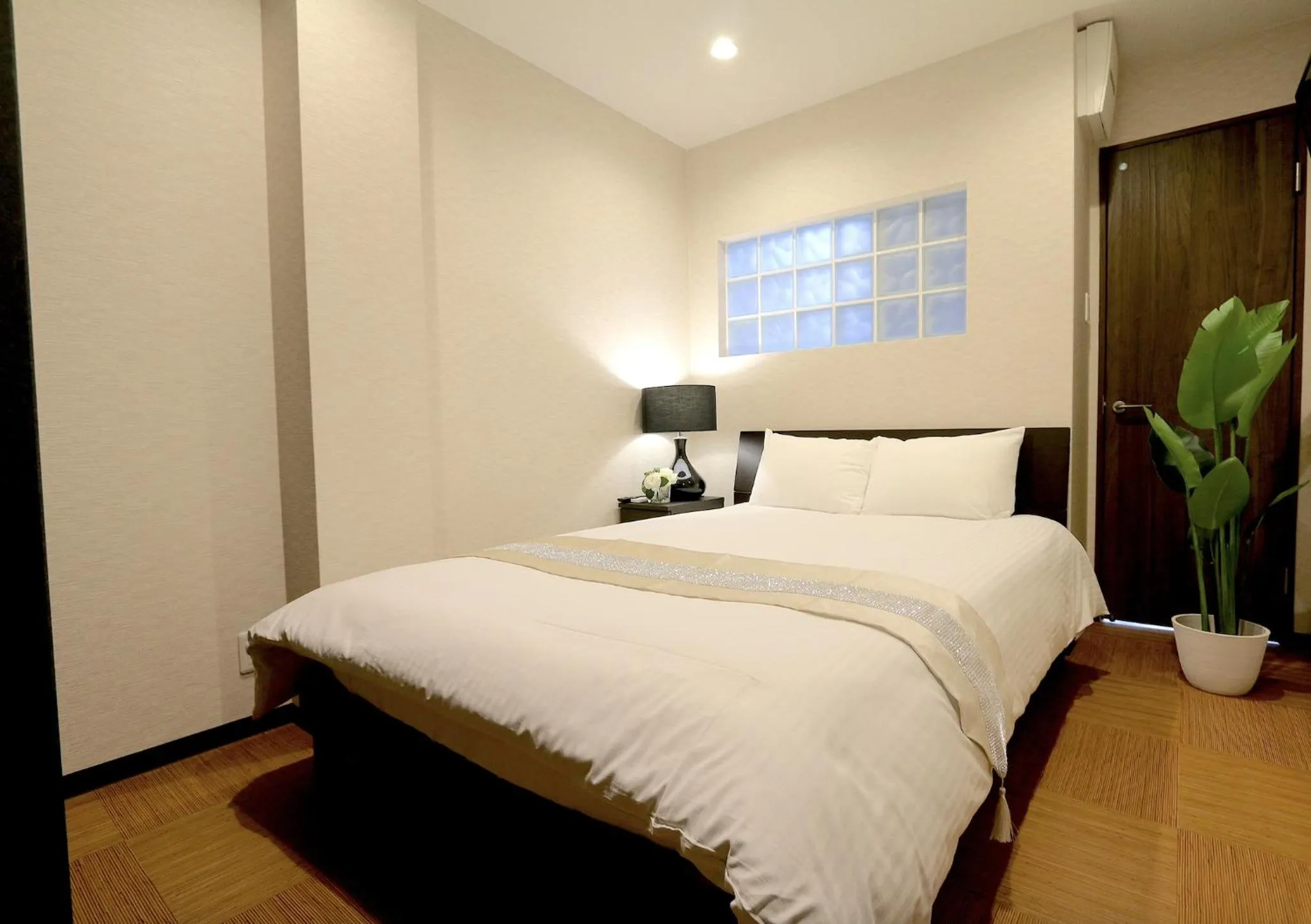 Bed in EK1 Elizabeth Garden Kuromon