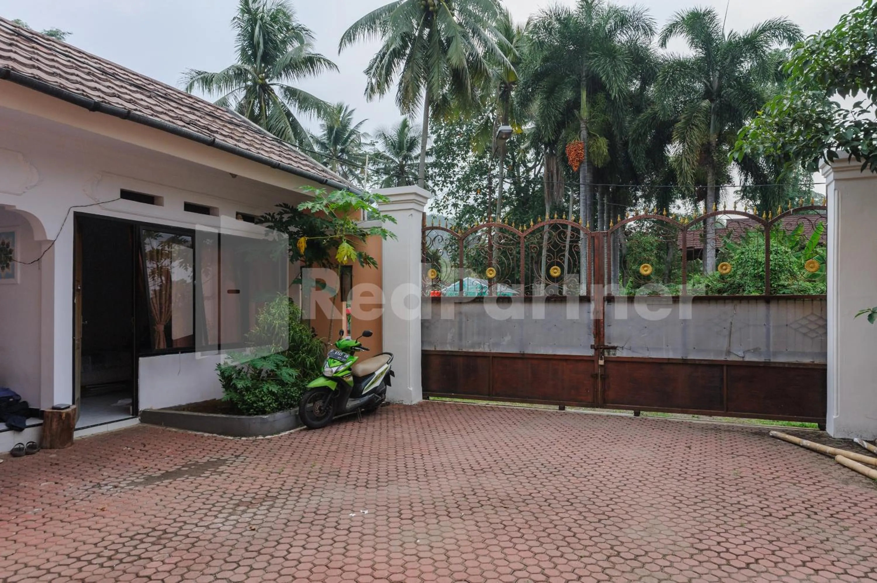 Facade/entrance in Pondok Cimanggu Syariah Mitra RedDoorz