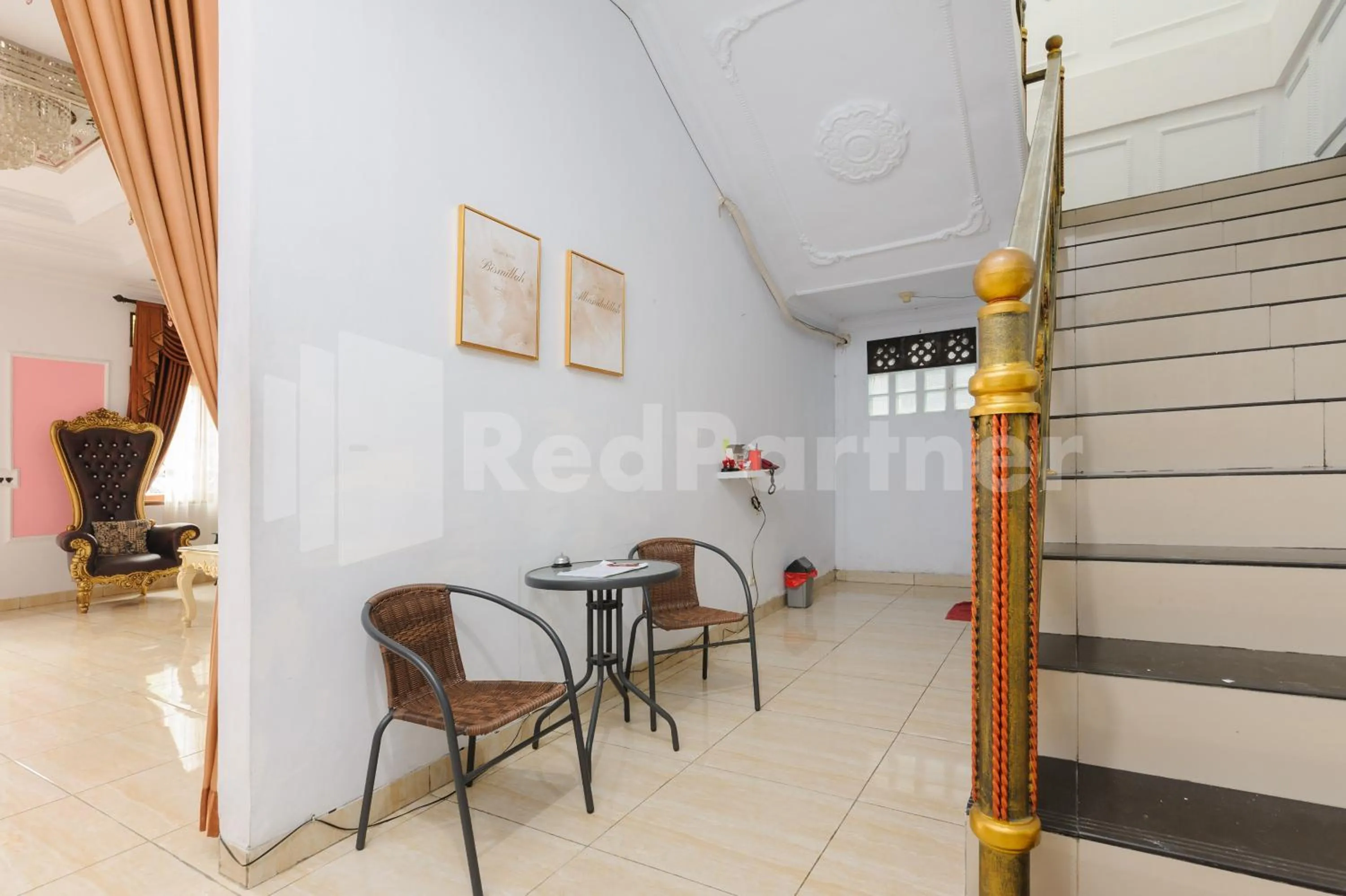 Seating area in Pondok Cimanggu Syariah Mitra RedDoorz