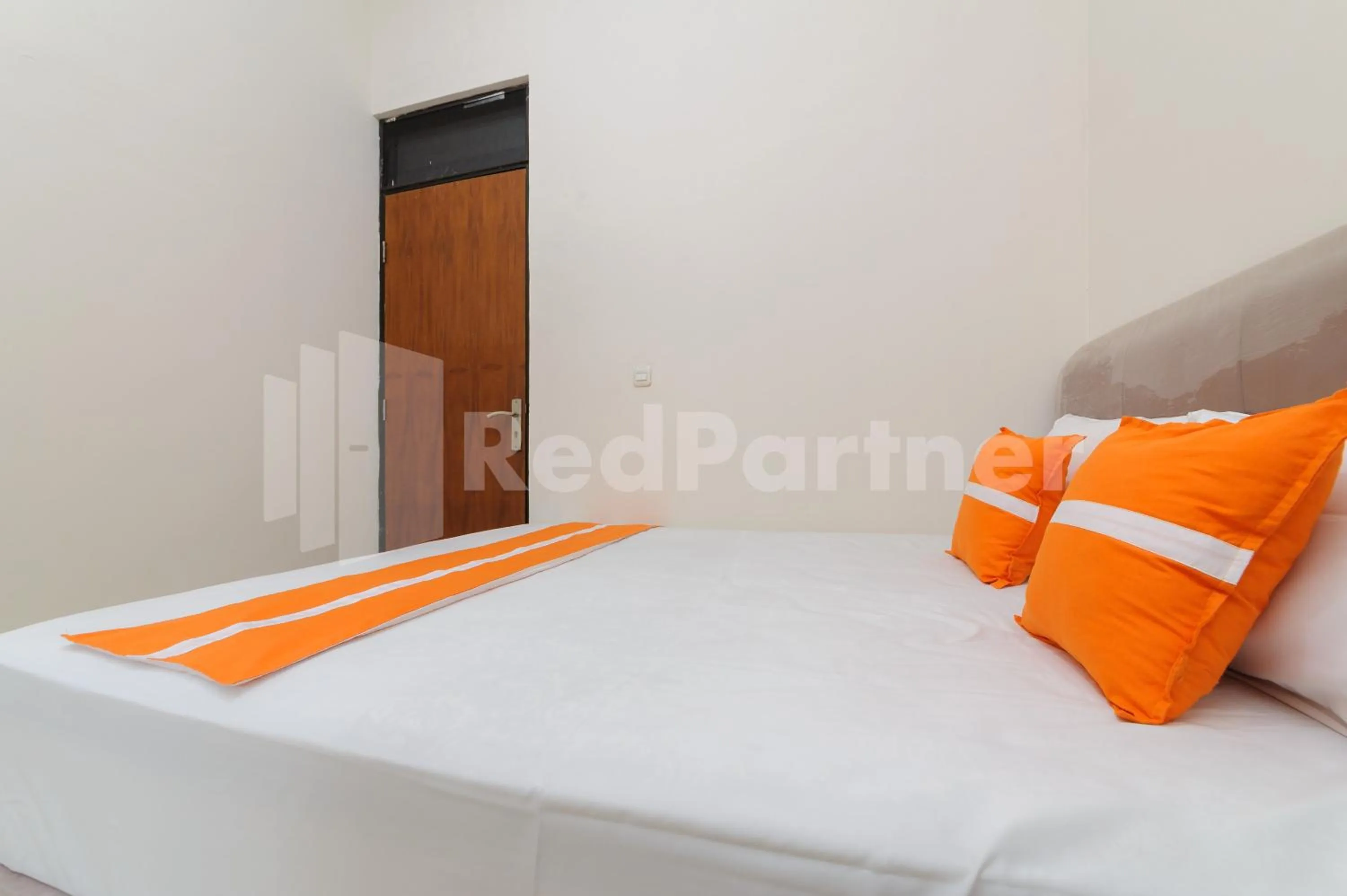 Bedroom, Bed in Pondok Cimanggu Syariah Mitra RedDoorz