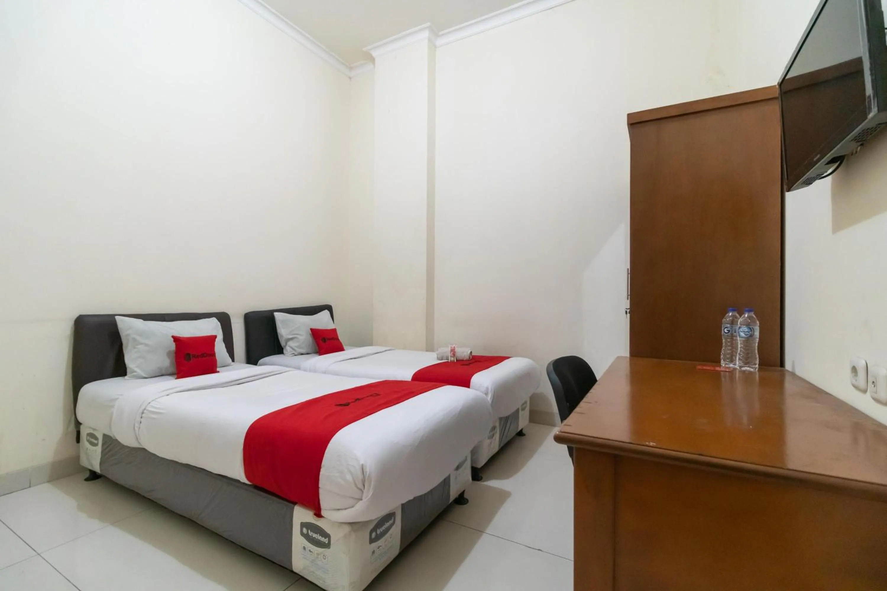Bedroom, Bed in RedDoorz near Universitas Esa Unggul Bekasi Harapan Indah
