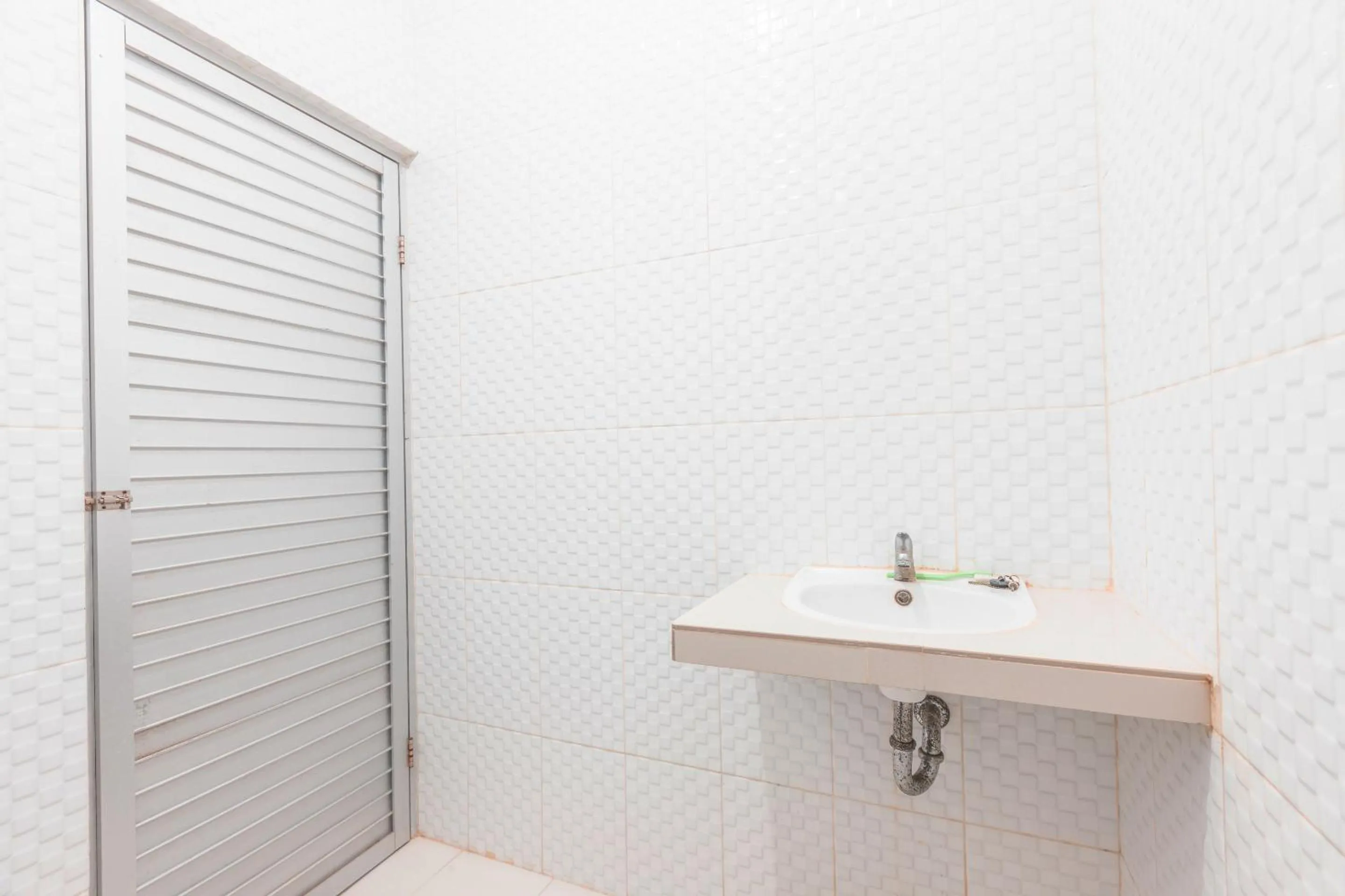 Bathroom in RedDoorz near Universitas Esa Unggul Bekasi Harapan Indah