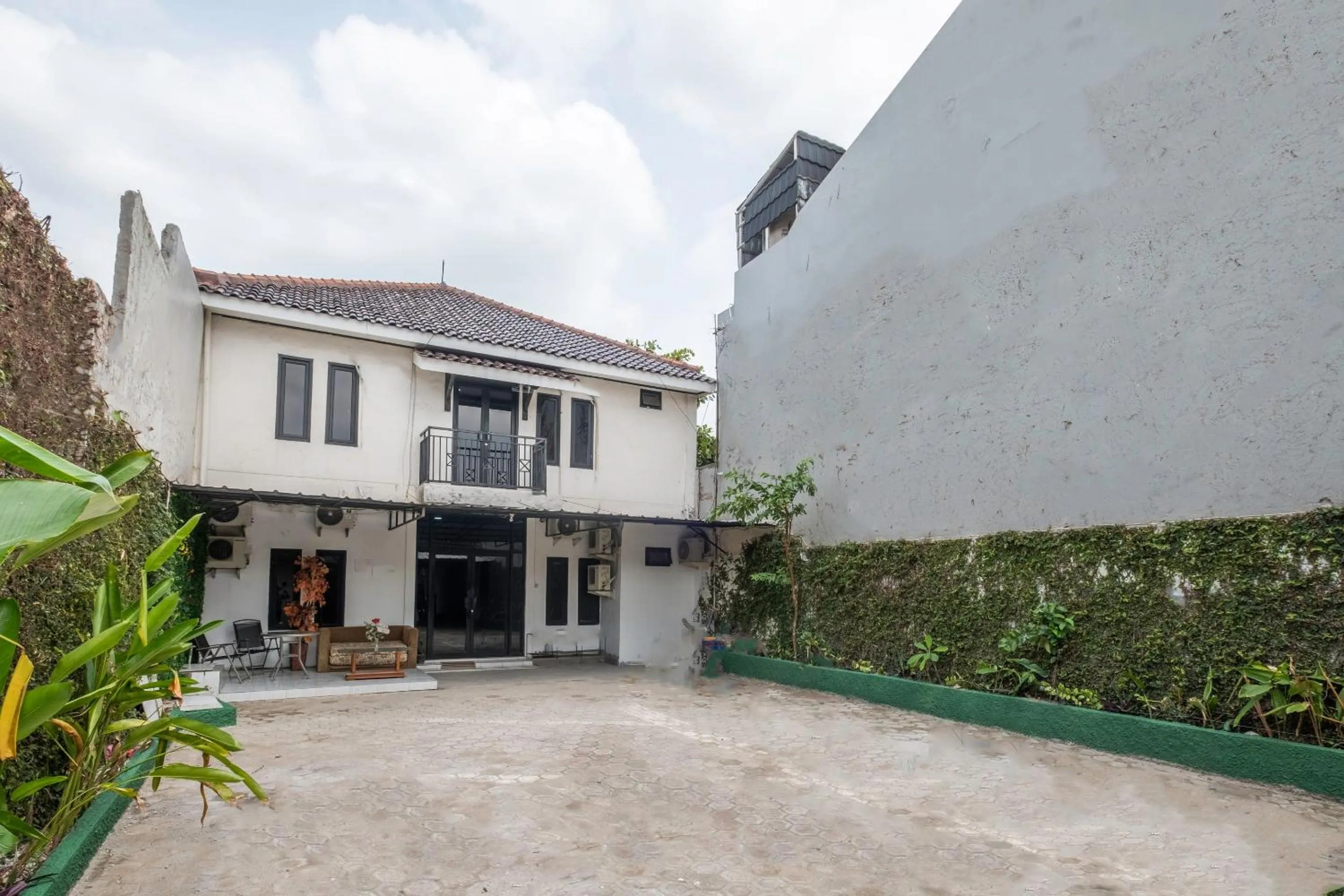 Lobby or reception in OYO Life 2391 Baladewa Residence Syariah