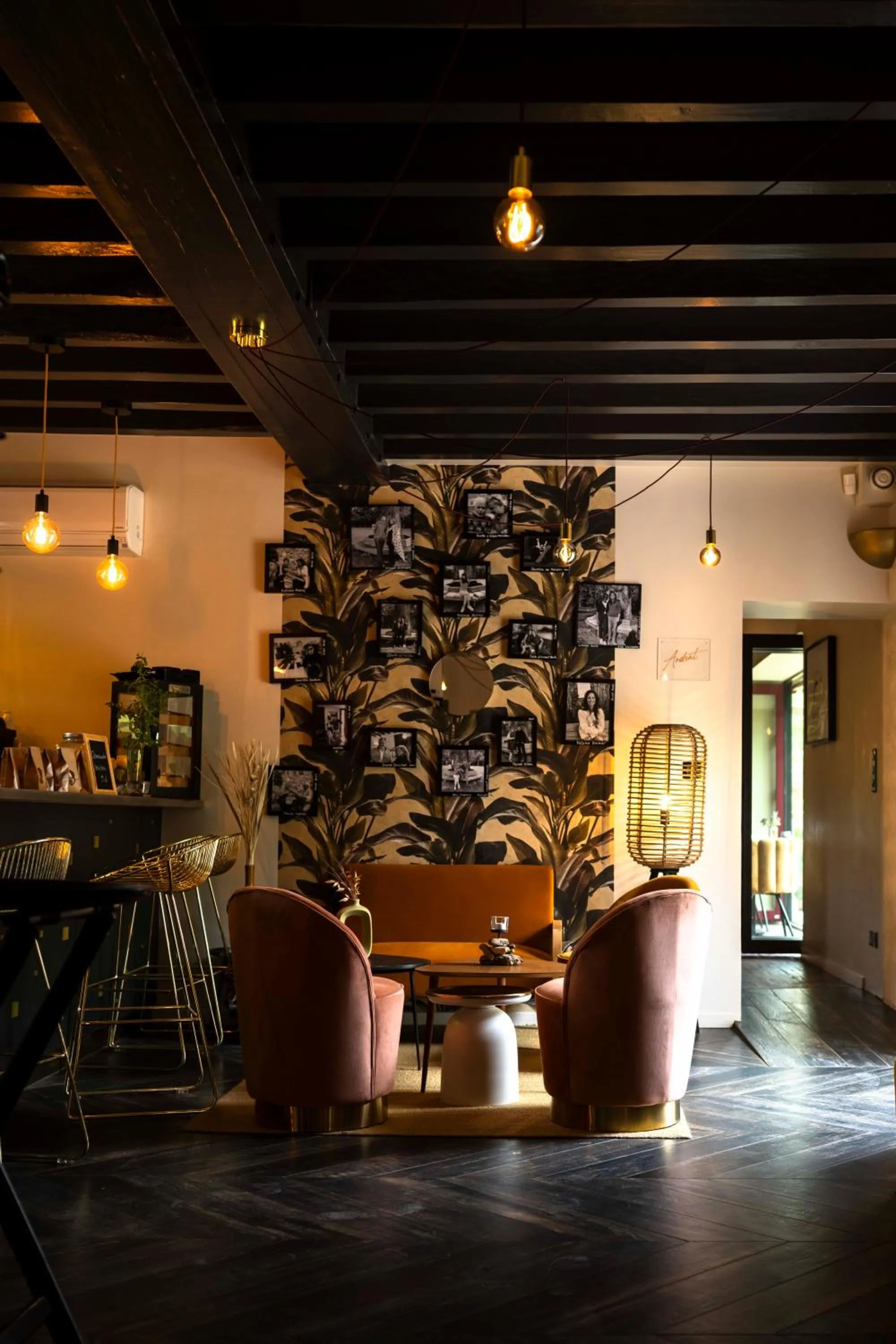 Lounge or bar in Loire Valley Lodges - Hotel