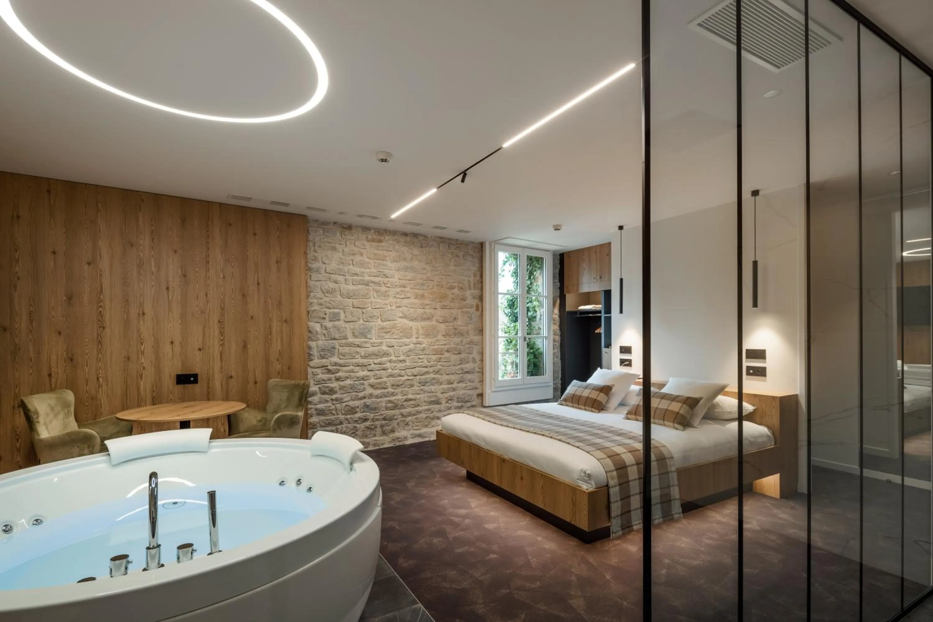 Bath, Bed in Logis Hôtel Parenthèse, Restaurant & Spa