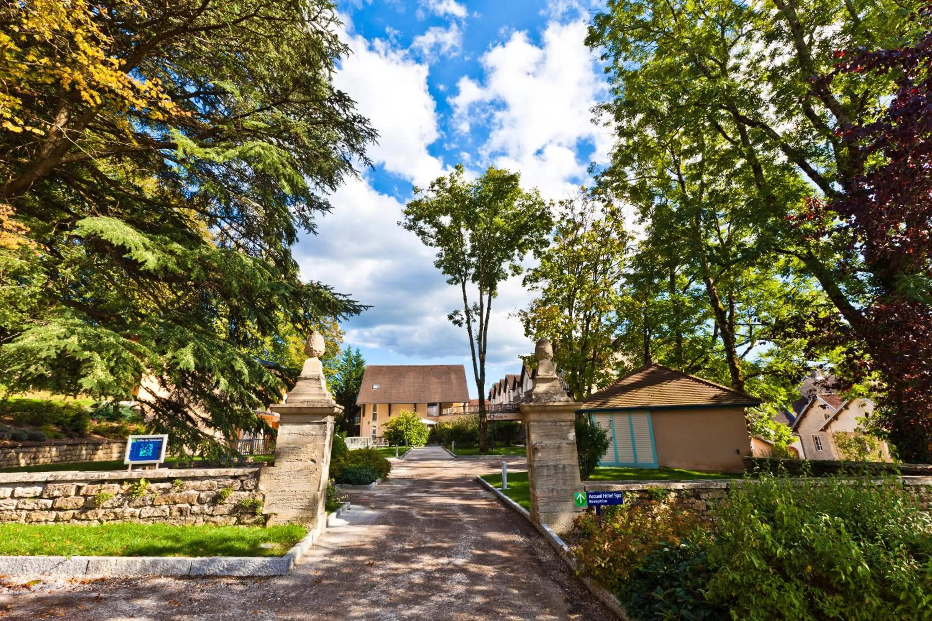 Facade/entrance in Logis Hôtel Parenthèse, Restaurant & Spa