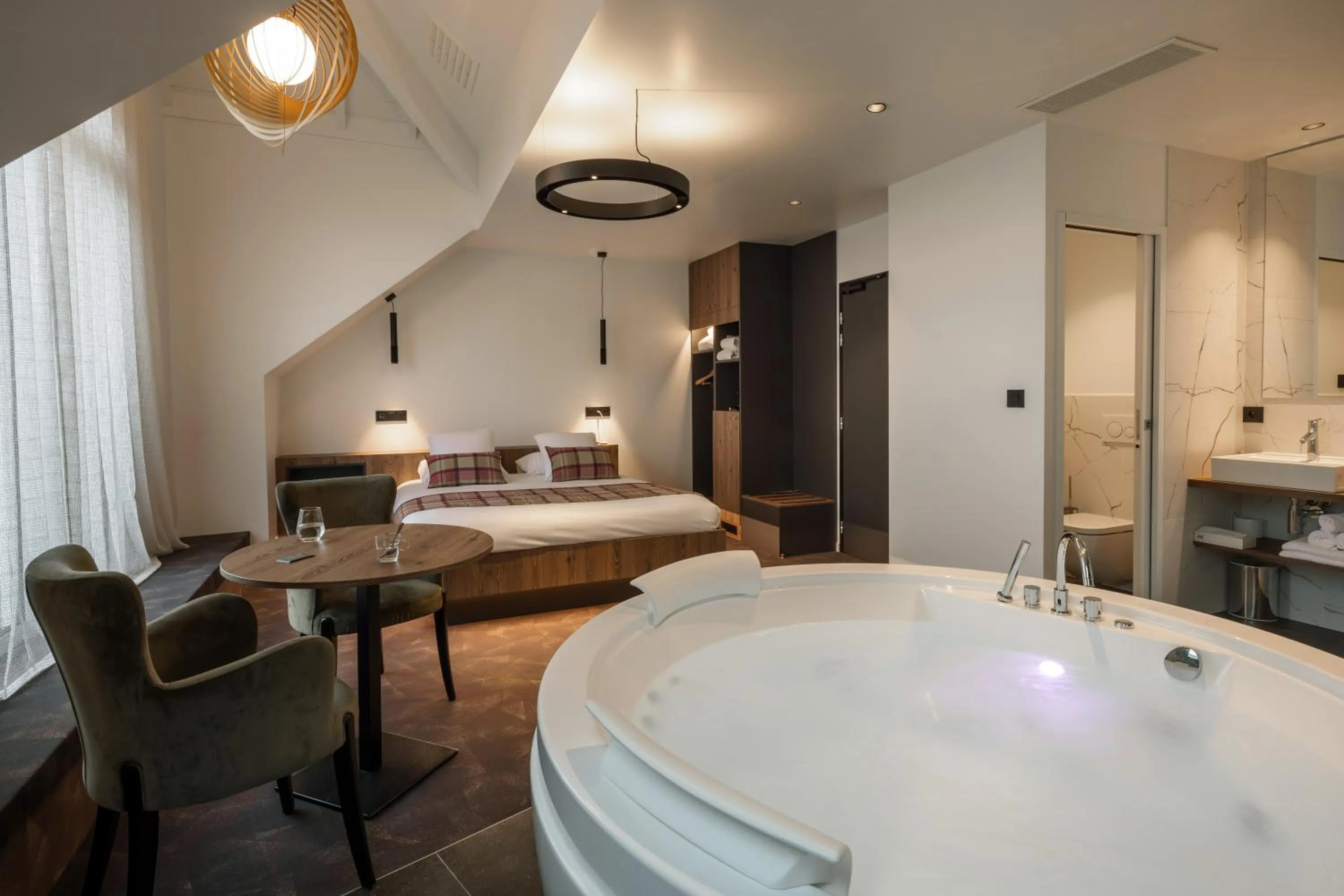 Bath, Bed in Logis Hôtel Parenthèse, Restaurant & Spa