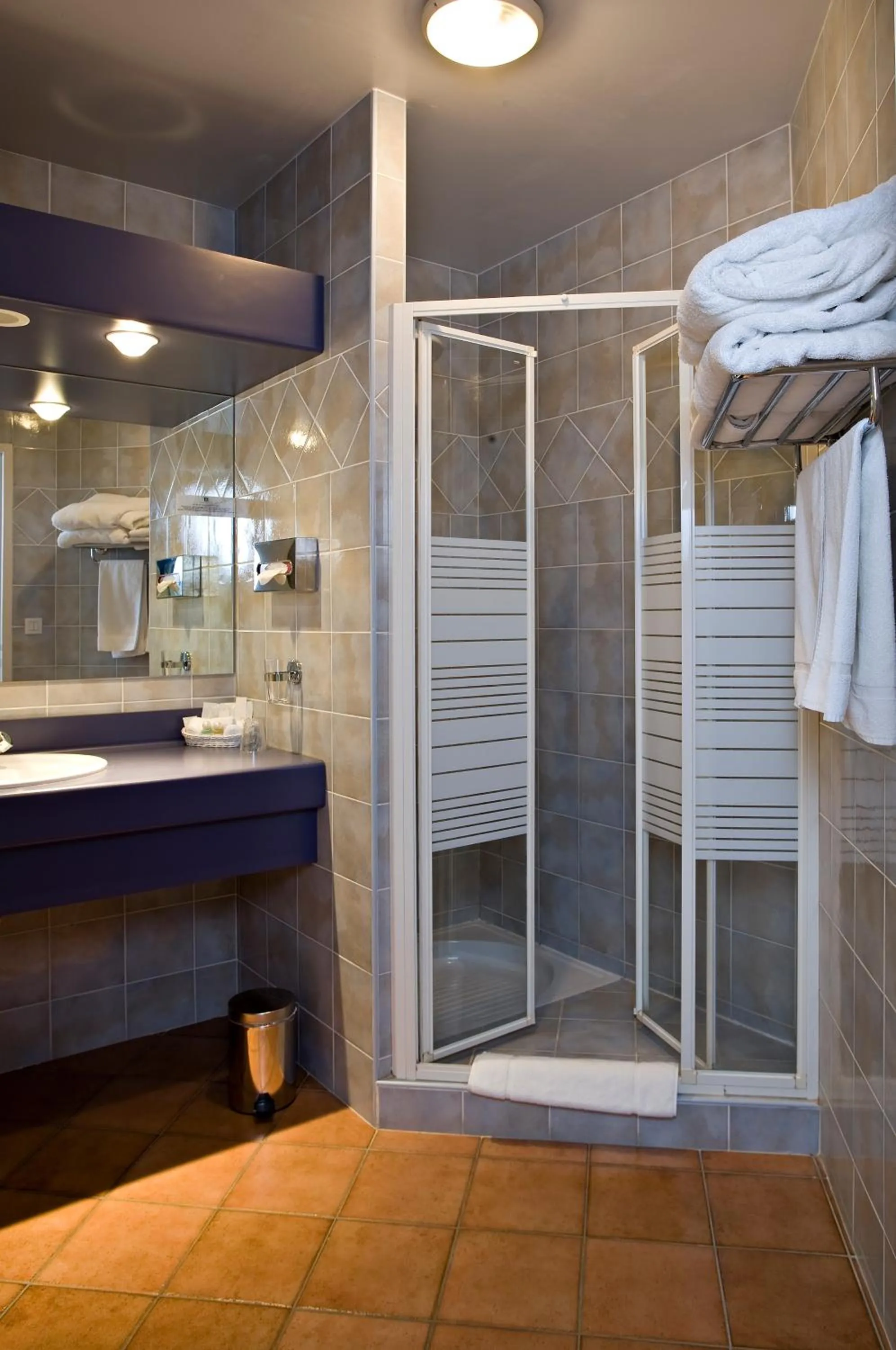 Shower in Logis Hôtel Parenthèse, Restaurant & Spa