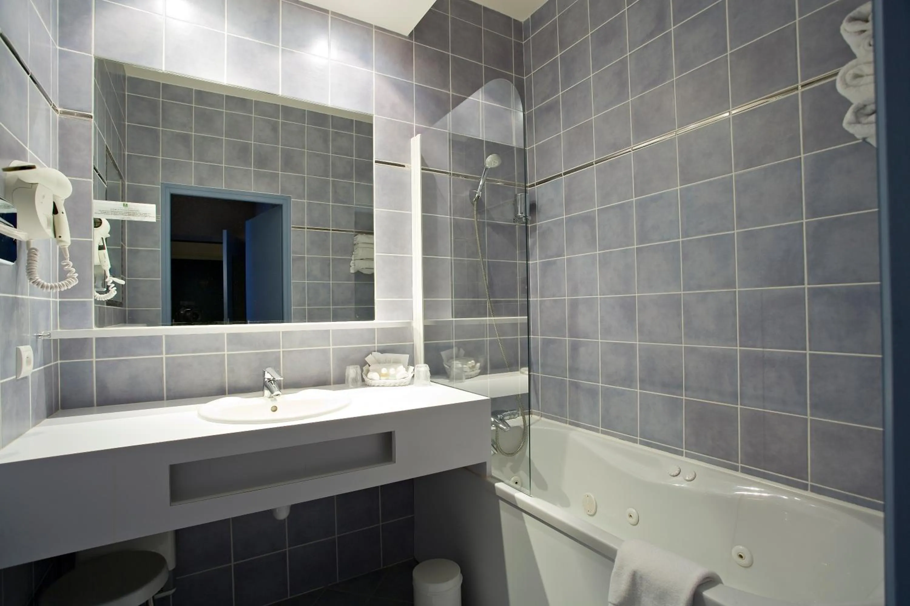 Bath in Logis Hôtel Parenthèse, Restaurant & Spa