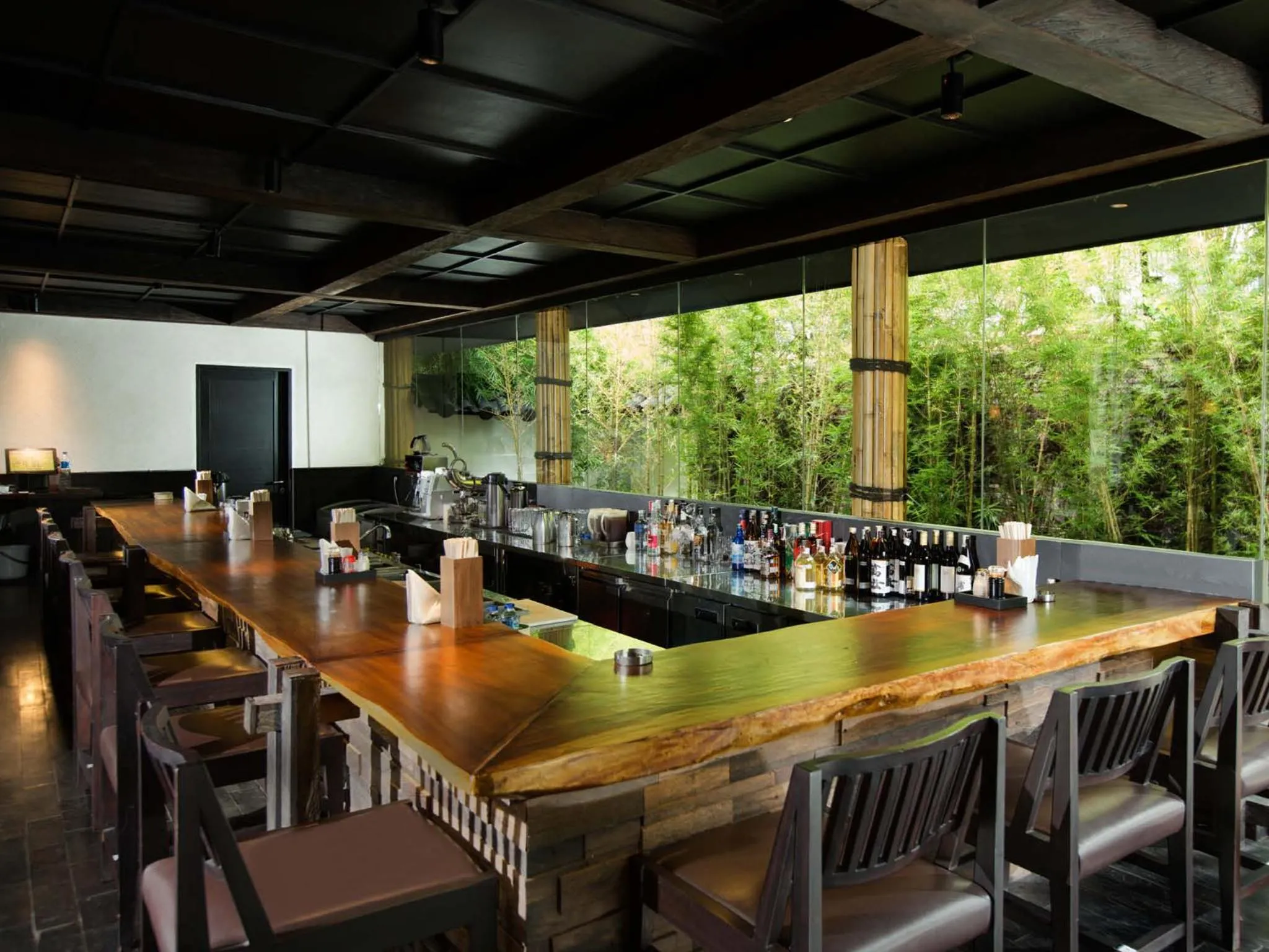 Restaurant/places to eat in Delonix Hotel Karawang