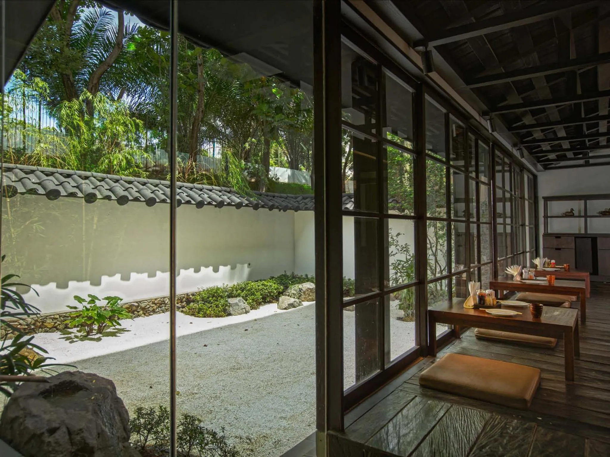 Restaurant/places to eat in Delonix Hotel Karawang