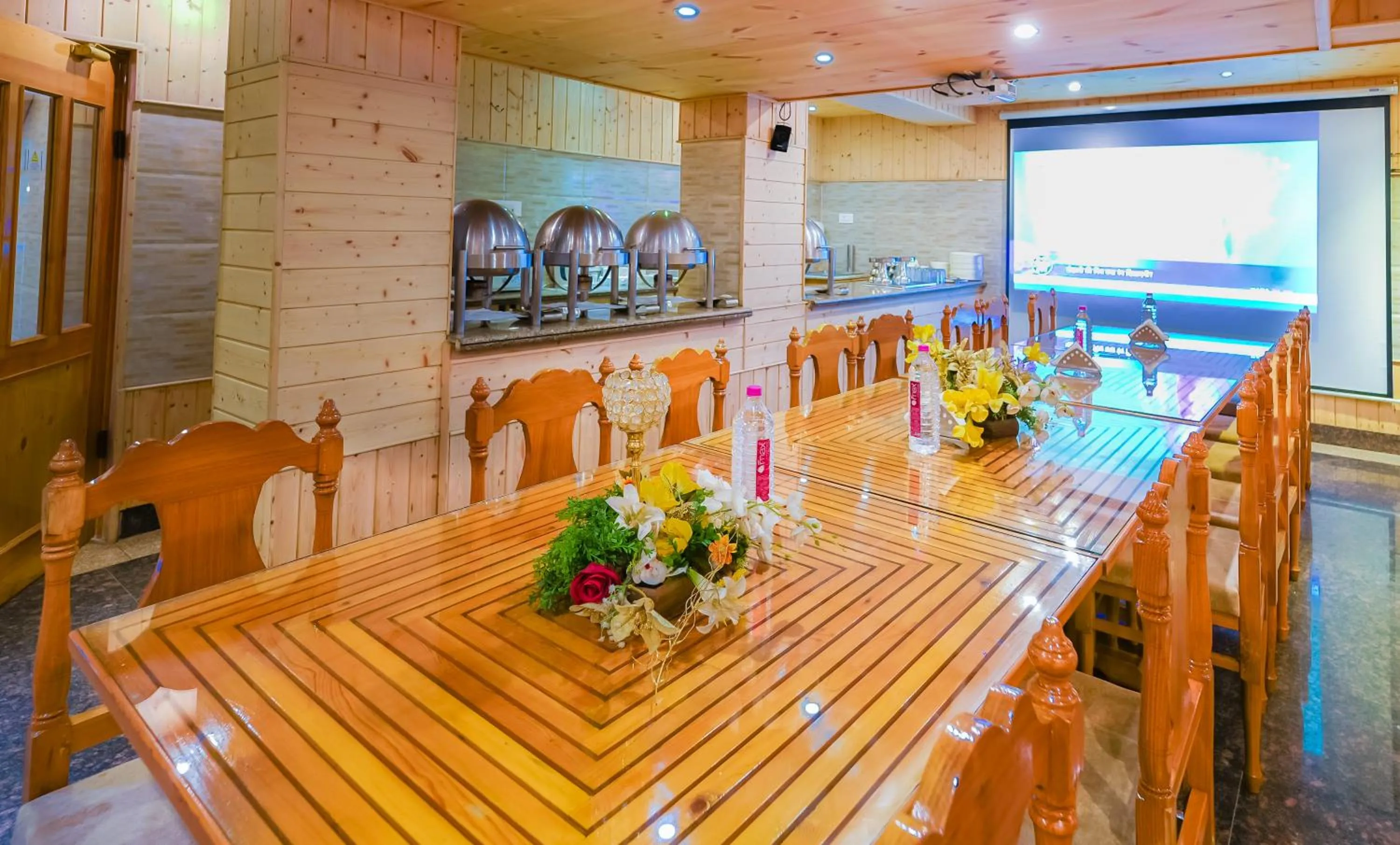 Restaurant/places to eat in Hotel Mirage