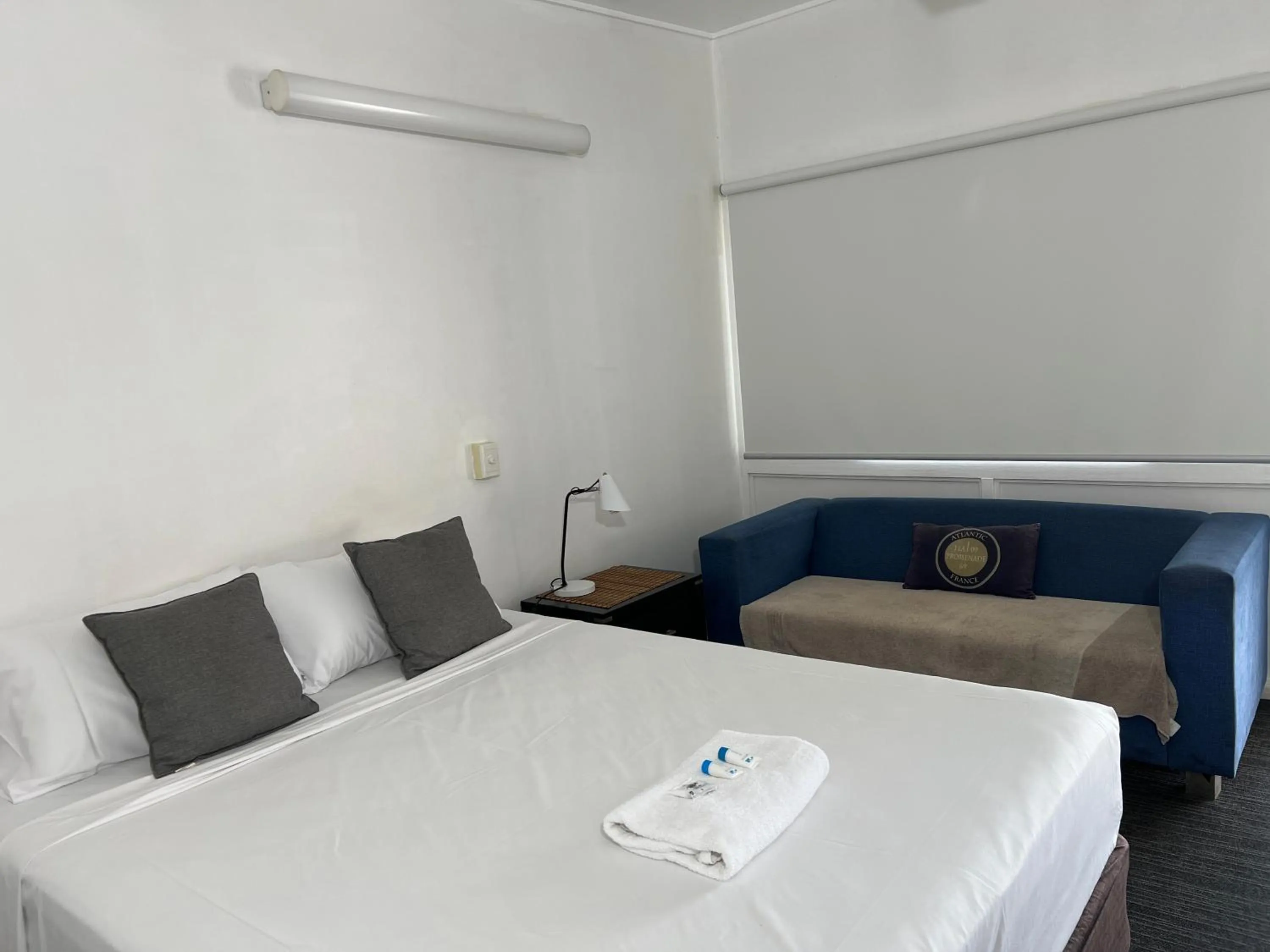 Shell Motel (Pearly Shell Motel)