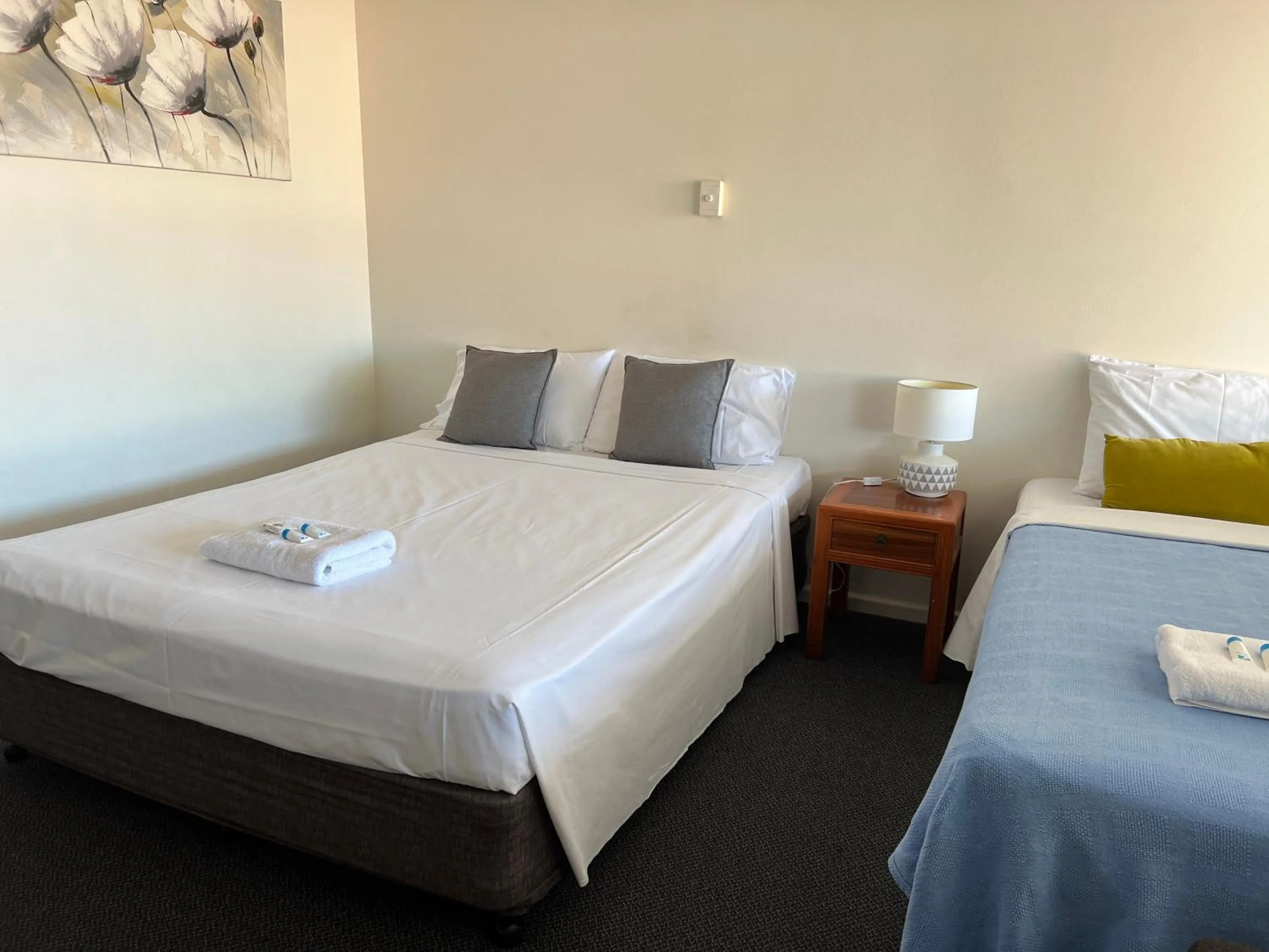 Shell Motel (Pearly Shell Motel)