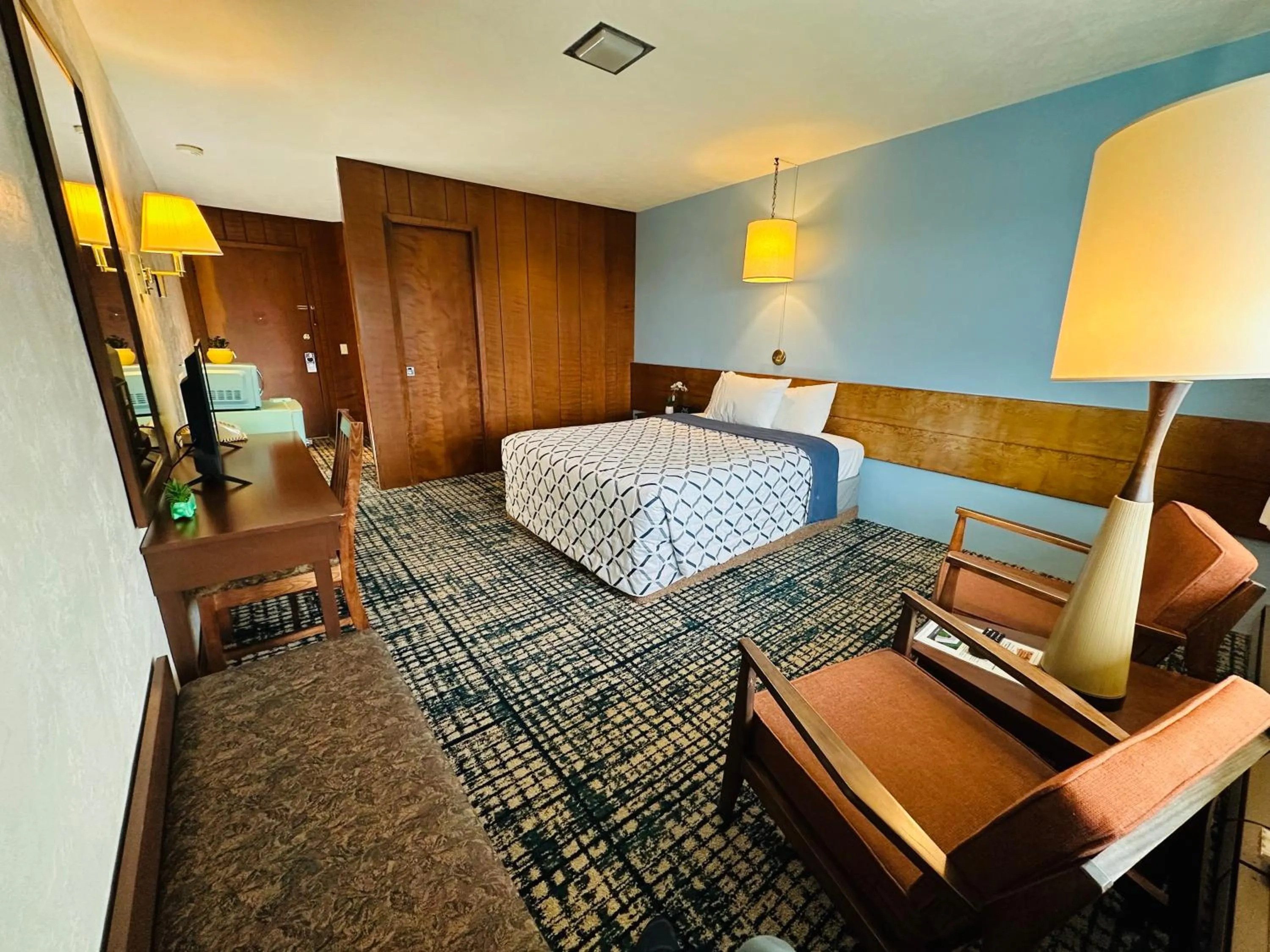 Bed in Curly Redwood Lodge