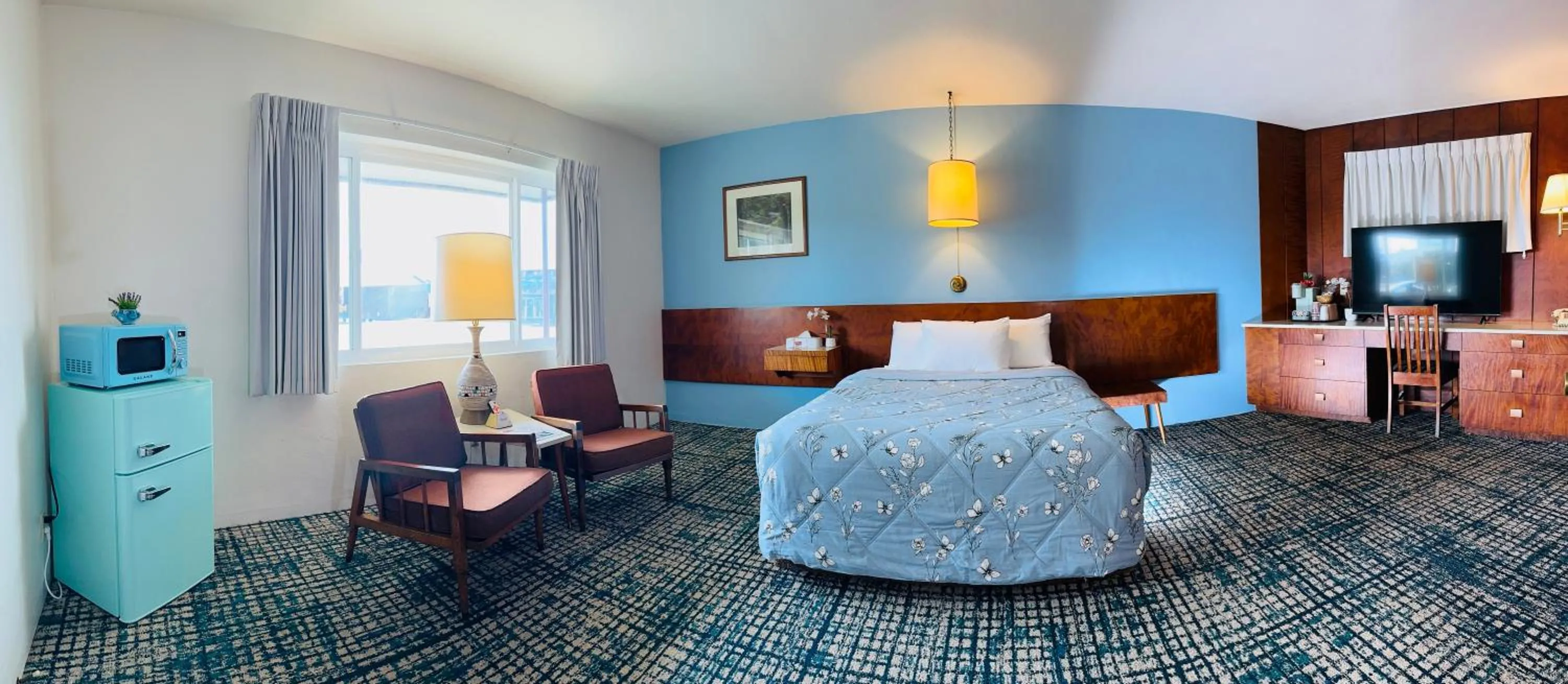 Bed in Curly Redwood Lodge