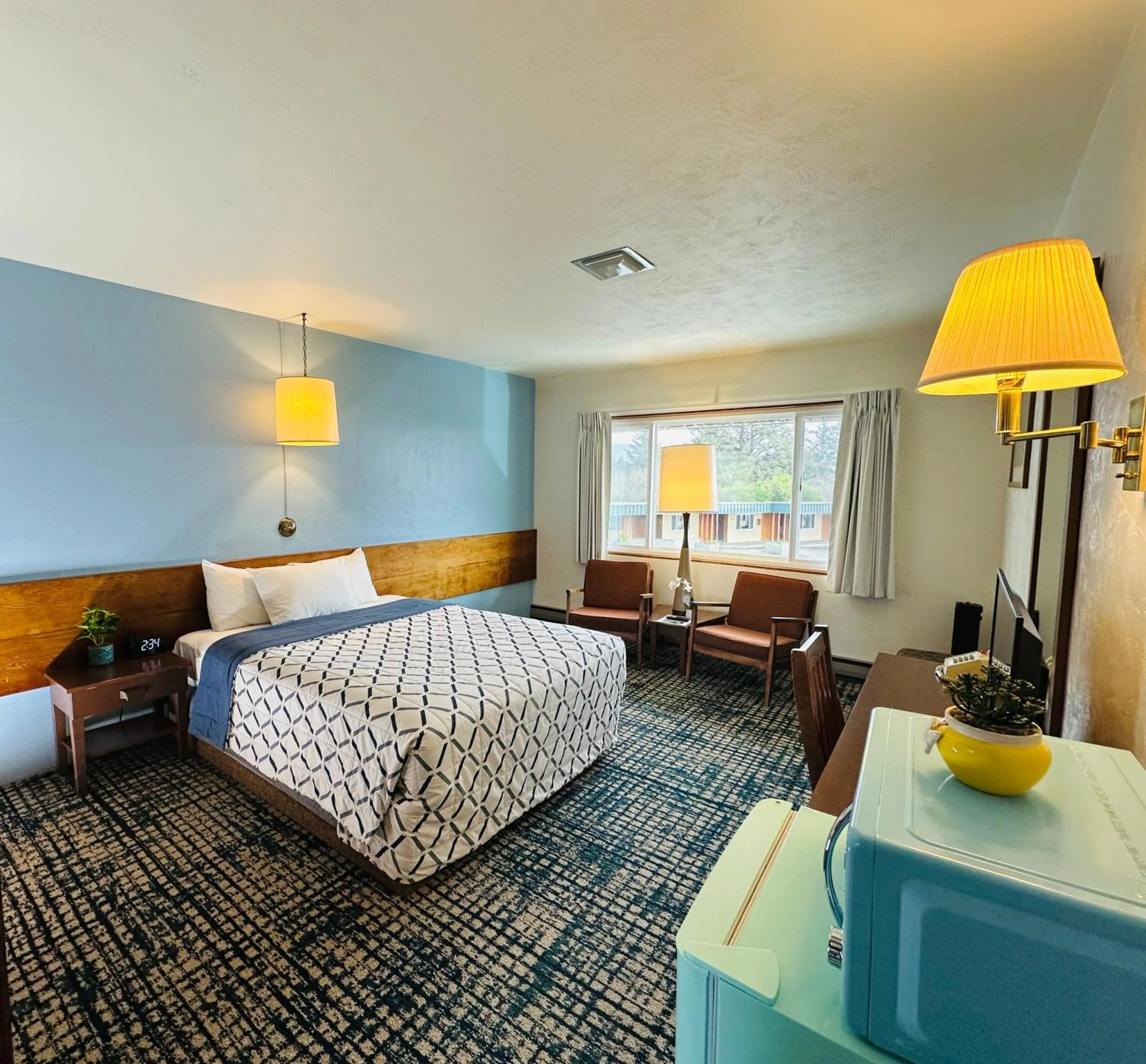 Bed in Curly Redwood Lodge