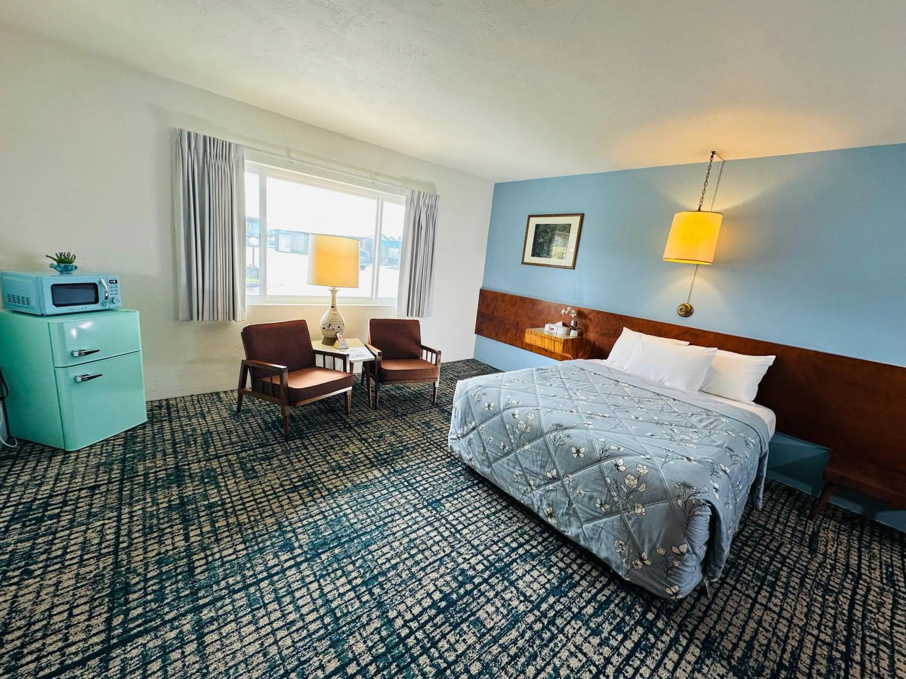 Bed in Curly Redwood Lodge