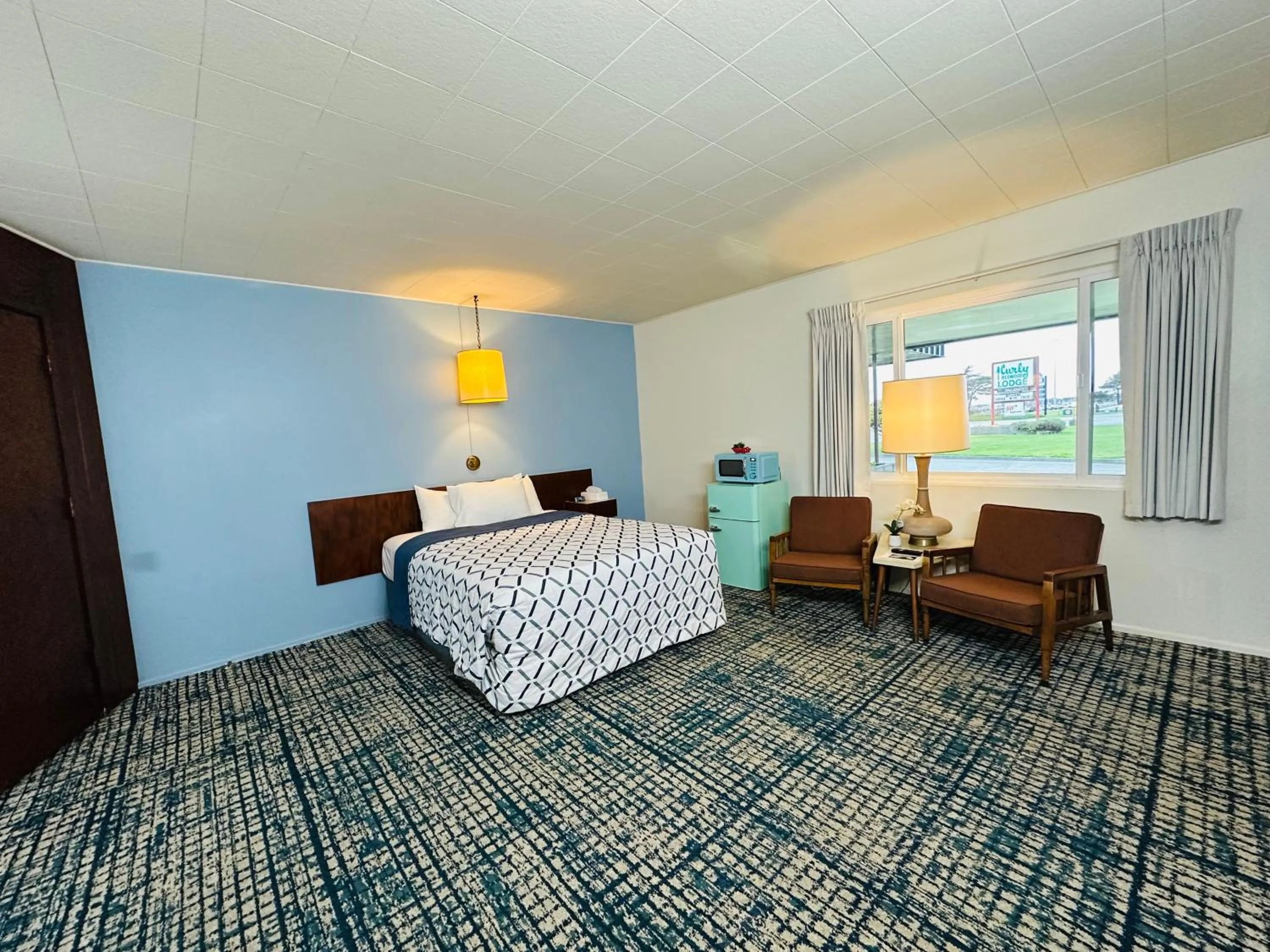 Bed in Curly Redwood Lodge