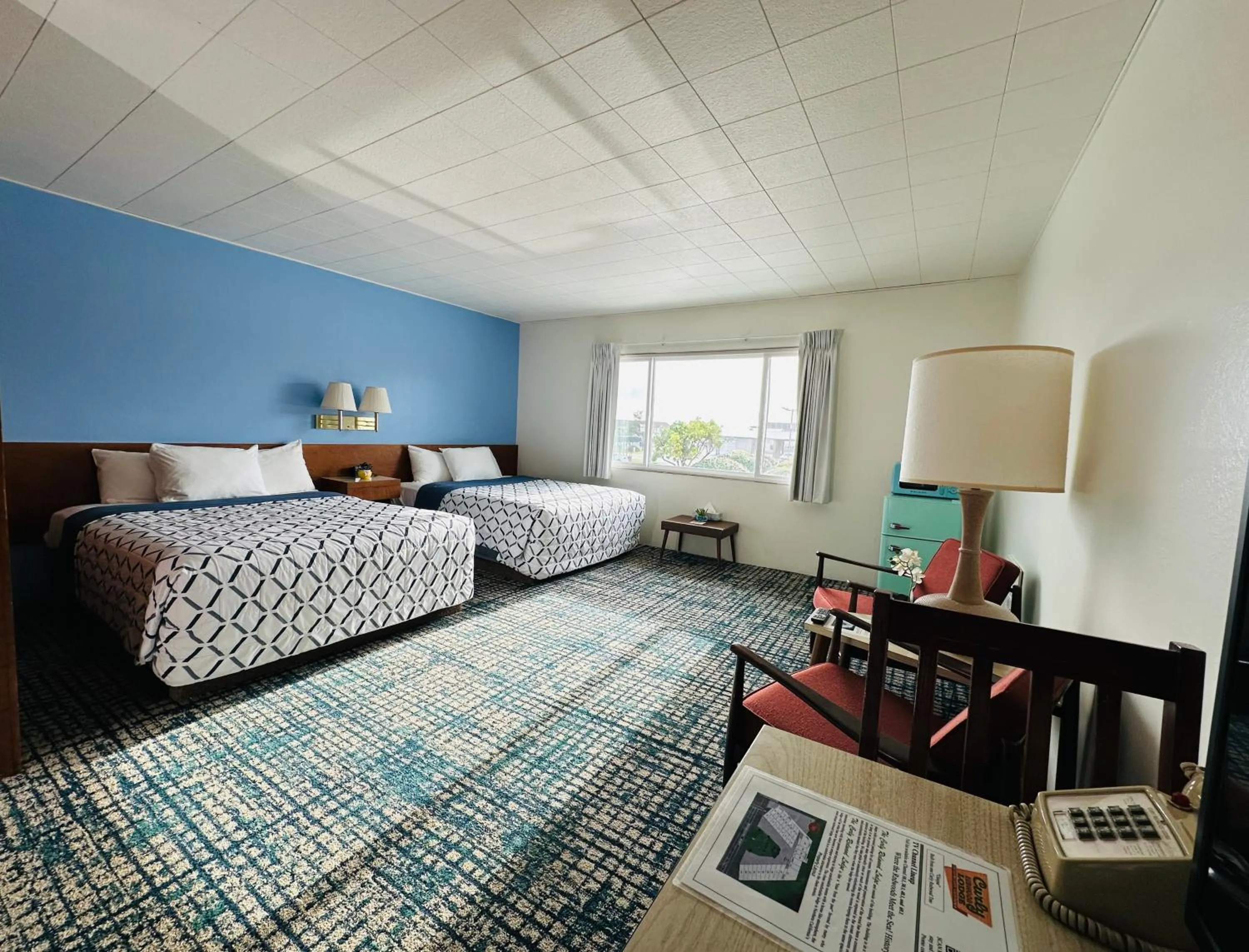 Bed in Curly Redwood Lodge