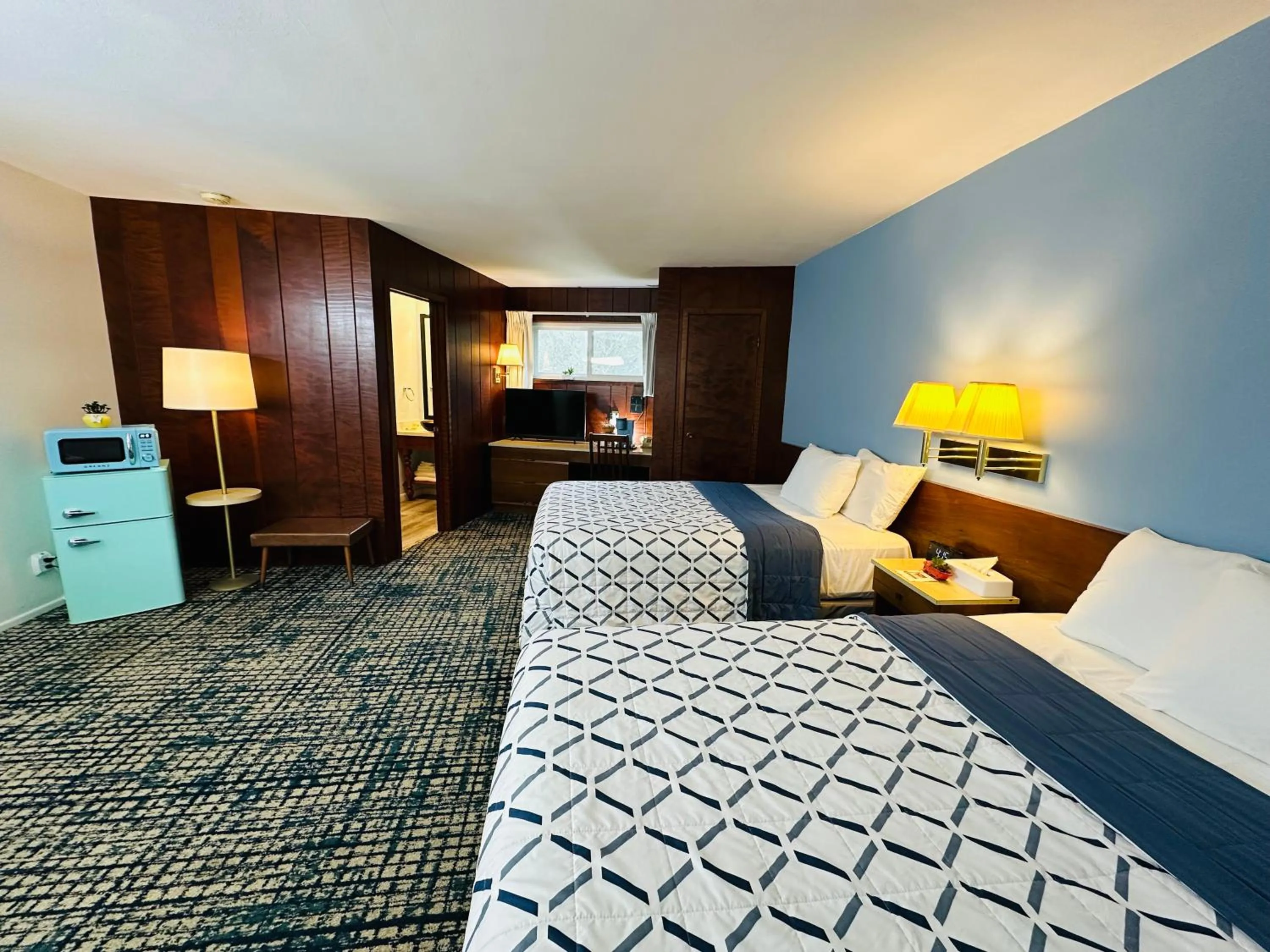 Bed in Curly Redwood Lodge