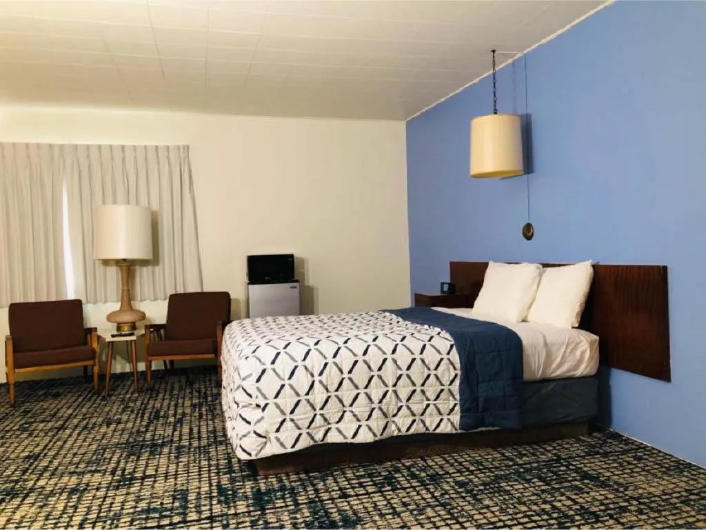 Bed in Curly Redwood Lodge