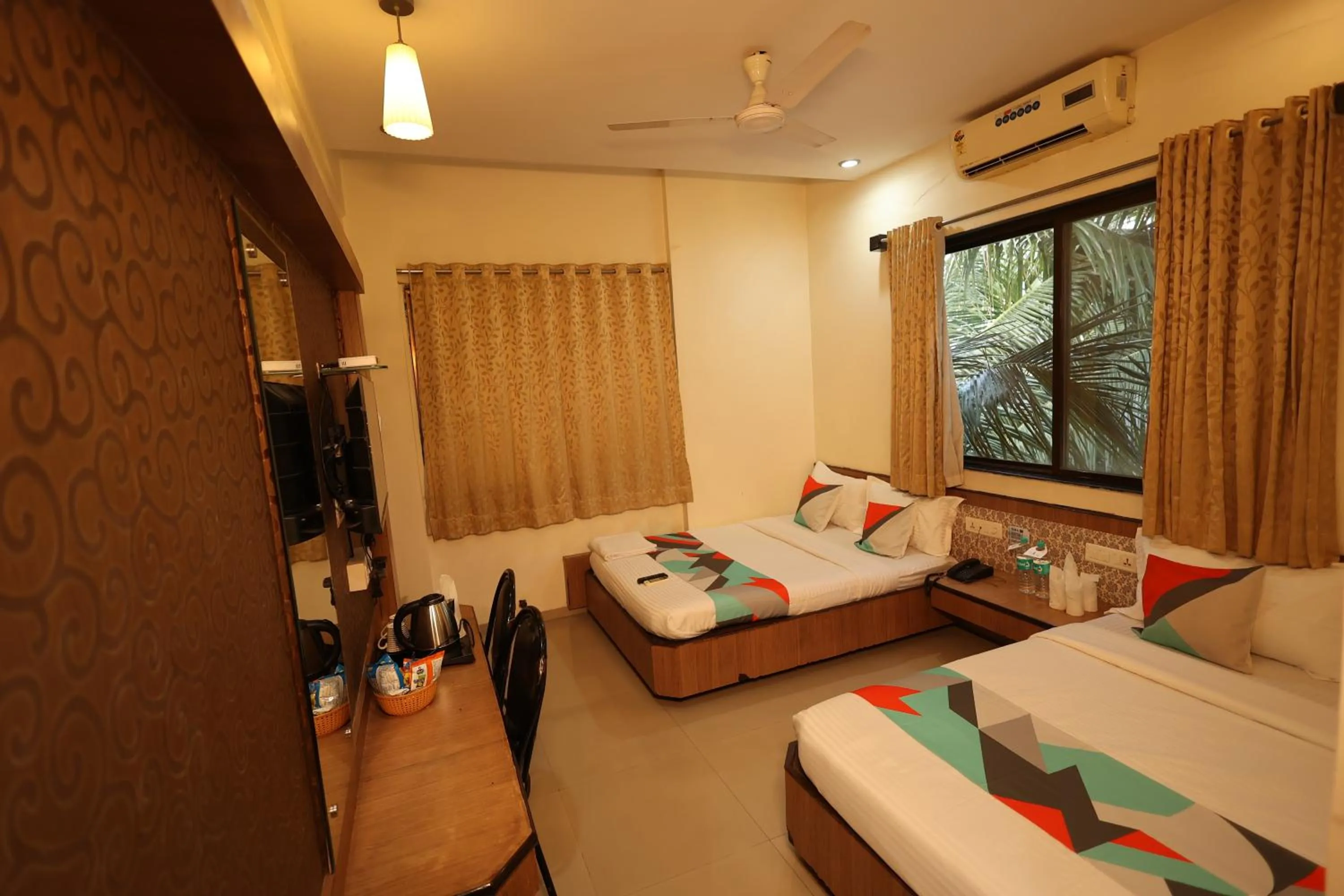 TV and multimedia, Bed in Hotel Sai Grand Castle Inn