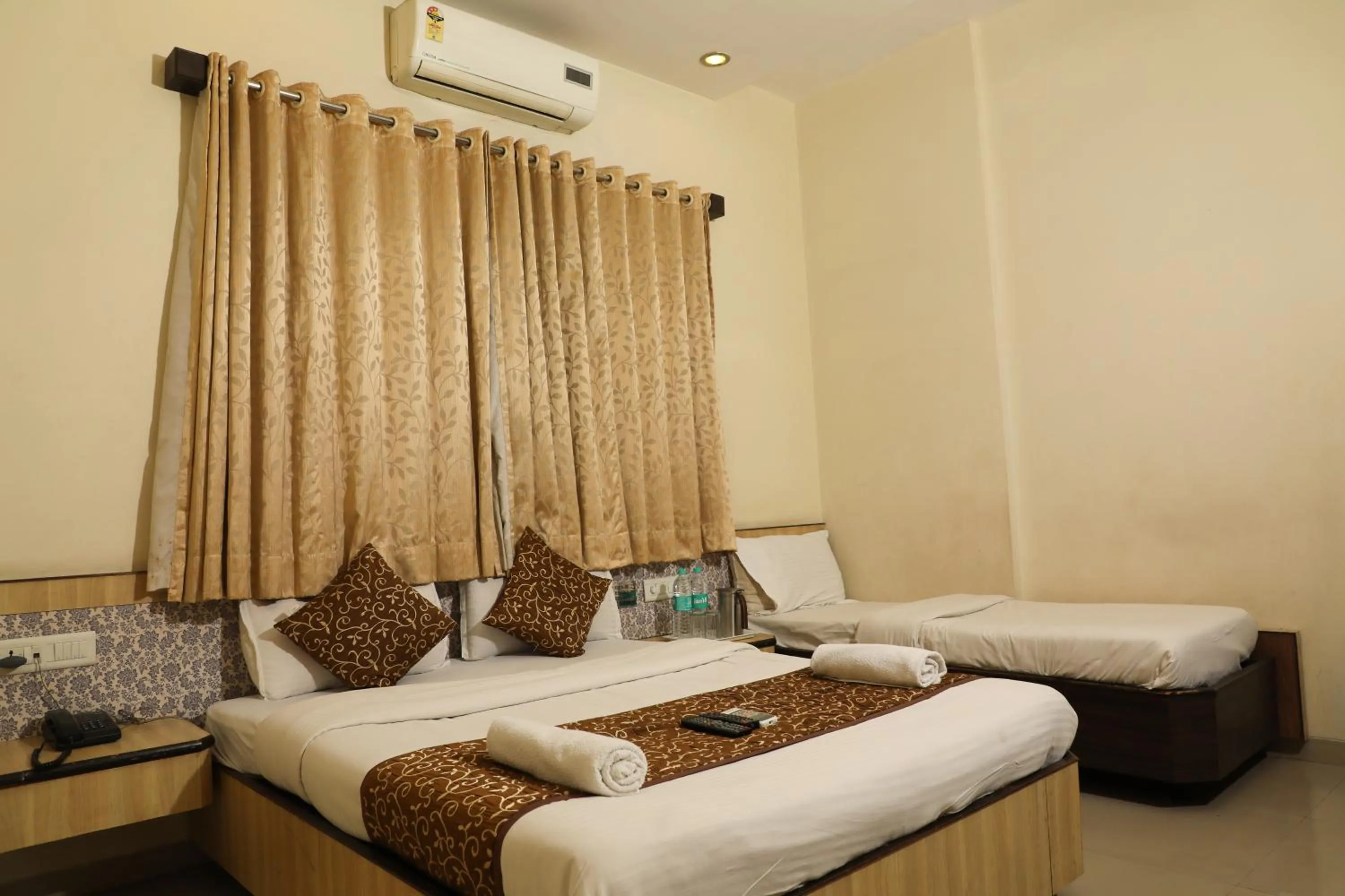 Bed in Hotel Sai Grand Castle Inn