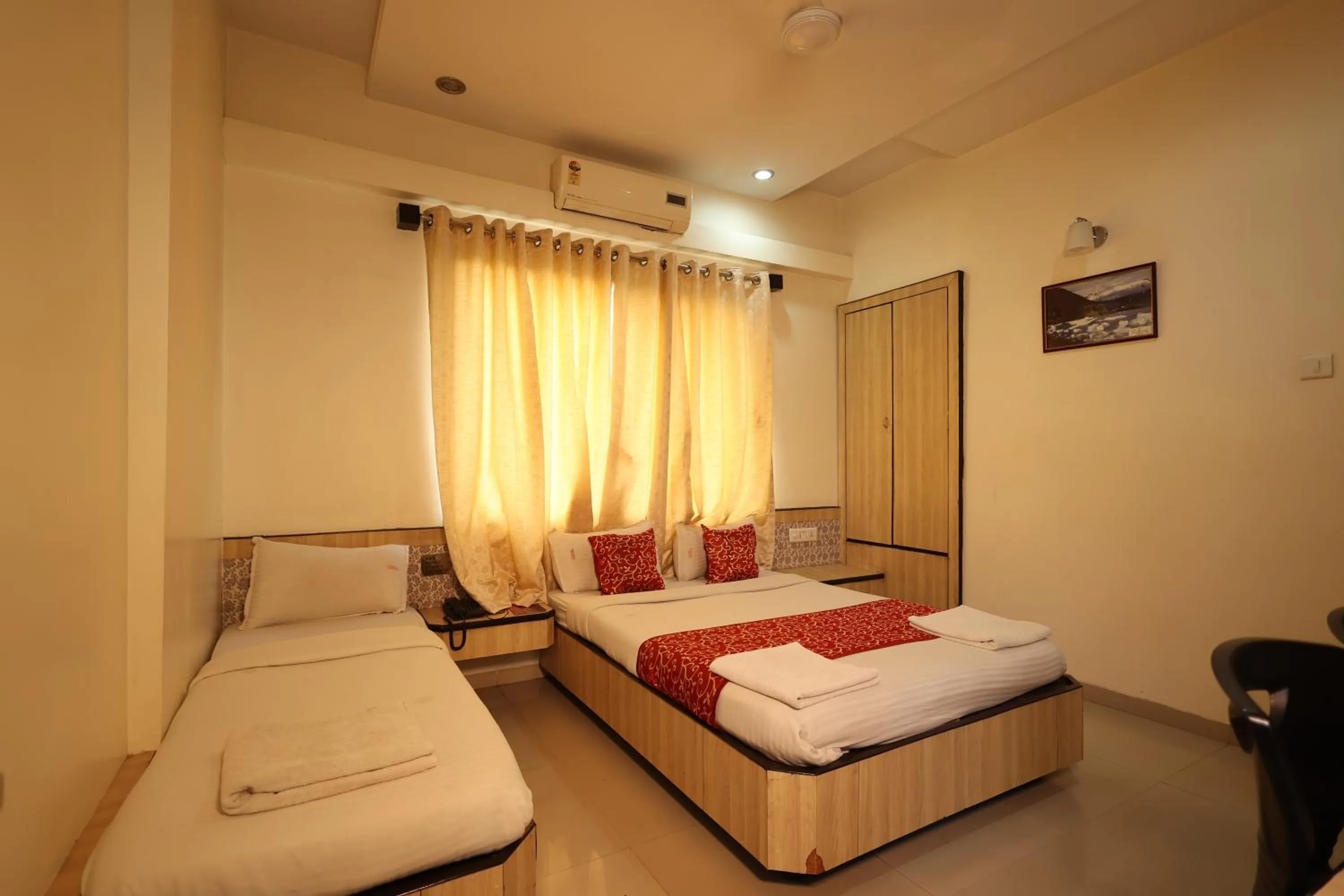 Bed in Hotel Sai Grand Castle Inn