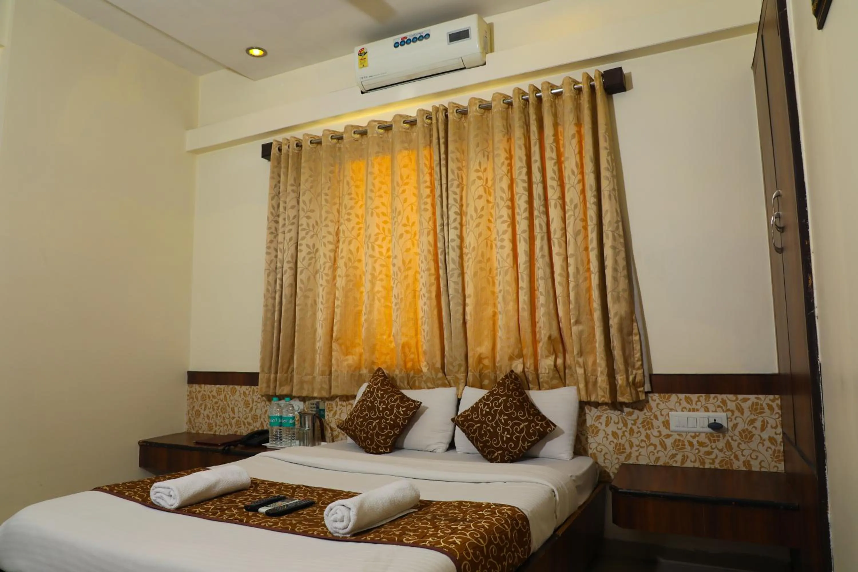 Bed in Hotel Sai Grand Castle Inn