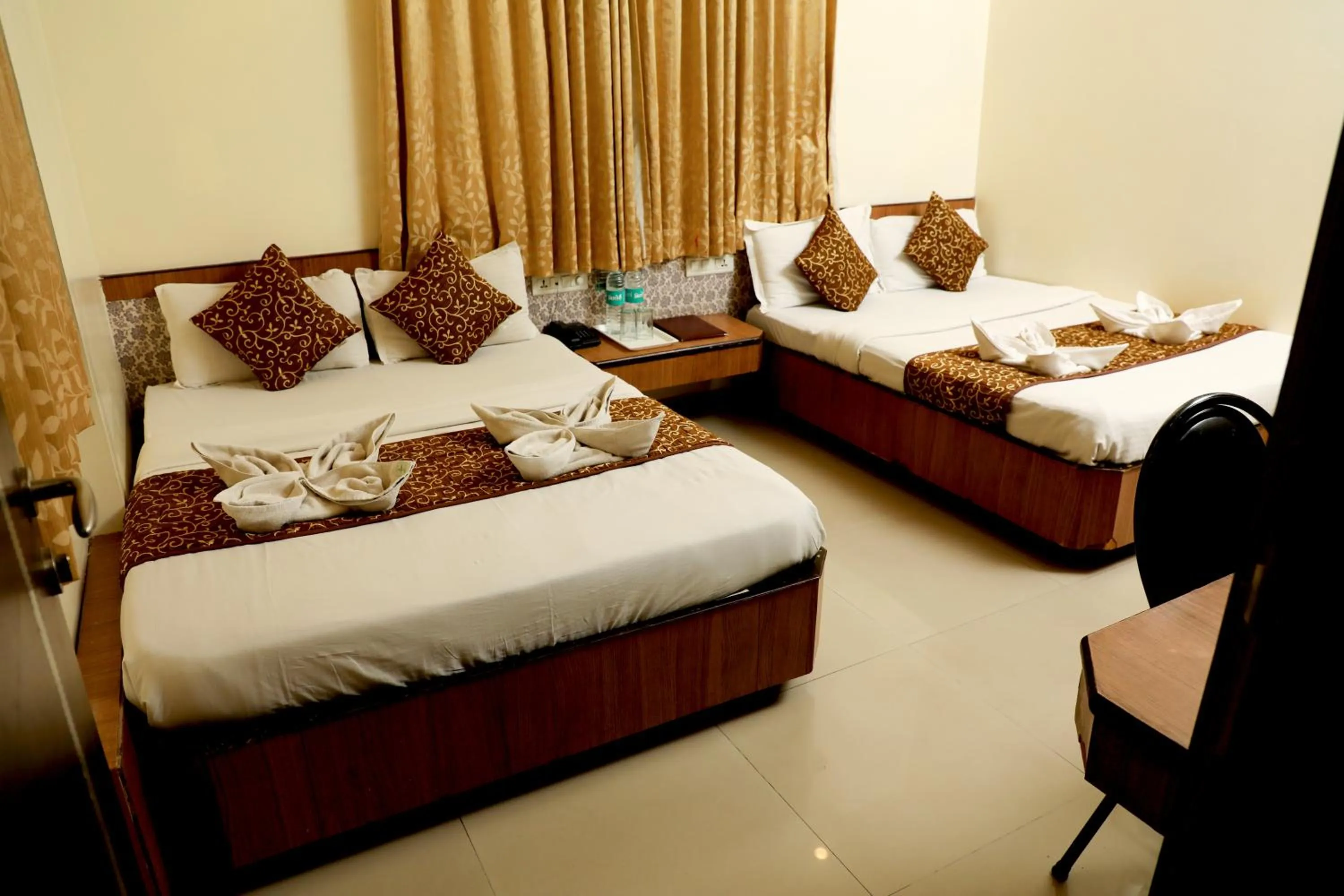 Bed in Hotel Sai Grand Castle Inn